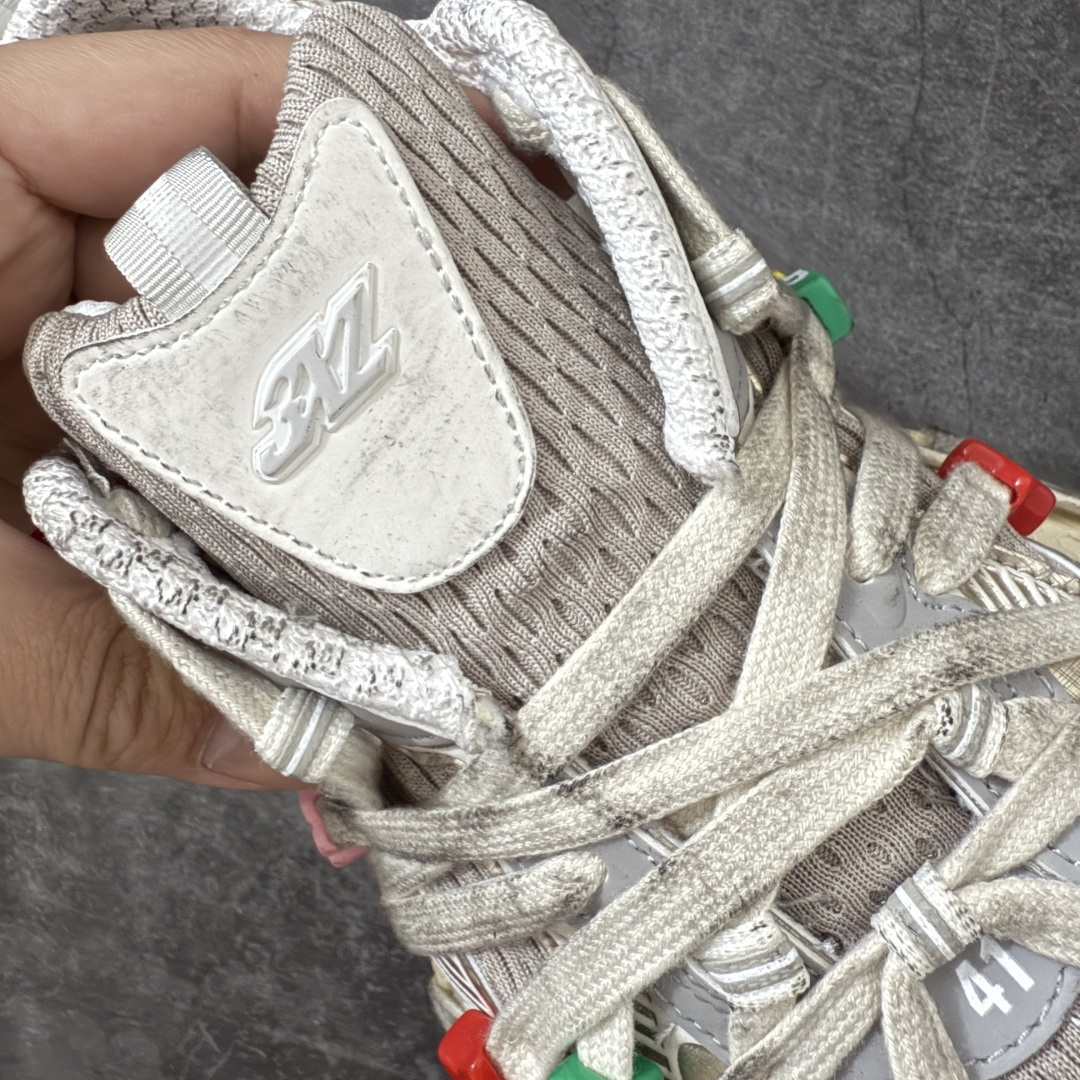 图片[7]-【X版纯原】BALENCIAGA 3XL Sneakers 巴黎世家十代网布系带低帮走秀复古老爹鞋 全新版本 全新顶端品质 全套原纸板楦头开发 最原汁原味的灵魂版型 全鞋荧光划线卡点 胶水把控整洁度追求极致完美 每一双都是工艺品 多重QC质检 超越公司货的品控标准 实实在在的免检产品 原盒原配 正确字体电绣 粗细、位置、大小正确 侧边TPU 透气孔匹配意产原版 正确分离大底 TPU软底 原版一致大底LOGO 立体感十足 原厂皮料水洗做旧 采购原厂网纱 不含皮革 网布材料和聚氨酯 磨损效果 鞋头边缘和后帮 Balenciaga 徽标 鞋面和后跟凸印尺码 鞋舌 3XL 橡胶品牌标识和反光细节 鞋帮拉袢和鞋舌拉祥 配反光细节 备用鞋带在鞋履前侧 可在穿着前取下 便于不同造型搭配 正常尺码 尺码：35 36 37 38 39 40 41 42 43 44 45 46-选品中心