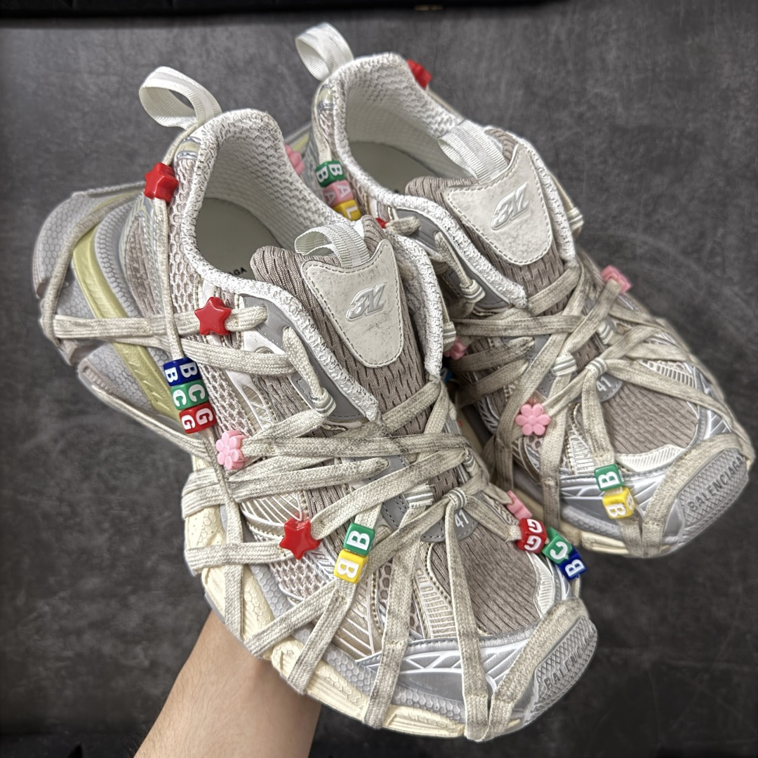 【X版纯原】BALENCIAGA 3XL Sneakers 巴黎世家十代网布系带低帮走秀复古老爹鞋 全新版本 全新顶端品质 全套原纸板楦头开发 最原汁原味的灵魂版型 全鞋荧光划线卡点 胶水把控整洁度追求极致完美 每一双都是工艺品 多重QC质检 超越公司货的品控标准 实实在在的免检产品 原盒原配 正确字体电绣 粗细、位置、大小正确 侧边TPU 透气孔匹配意产原版 正确分离大底 TPU软底 原版一致大底LOGO 立体感十足 原厂皮料水洗做旧 采购原厂网纱 不含皮革 网布材料和聚氨酯 磨损效果 鞋头边缘和后帮 Balenciaga 徽标 鞋面和后跟凸印尺码 鞋舌 3XL 橡胶品牌标识和反光细节 鞋帮拉袢和鞋舌拉祥 配反光细节 备用鞋带在鞋履前侧 可在穿着前取下 便于不同造型搭配 正常尺码 尺码：35 36 37 38 39 40 41 42 43 44 45 46-选品中心