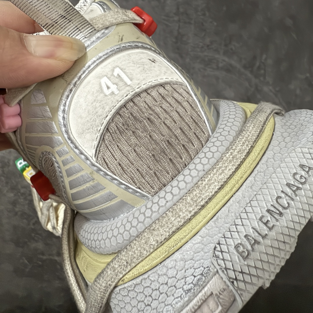 图片[2]-【X版纯原】BALENCIAGA 3XL Sneakers 巴黎世家十代网布系带低帮走秀复古老爹鞋 全新版本 全新顶端品质 全套原纸板楦头开发 最原汁原味的灵魂版型 全鞋荧光划线卡点 胶水把控整洁度追求极致完美 每一双都是工艺品 多重QC质检 超越公司货的品控标准 实实在在的免检产品 原盒原配 正确字体电绣 粗细、位置、大小正确 侧边TPU 透气孔匹配意产原版 正确分离大底 TPU软底 原版一致大底LOGO 立体感十足 原厂皮料水洗做旧 采购原厂网纱 不含皮革 网布材料和聚氨酯 磨损效果 鞋头边缘和后帮 Balenciaga 徽标 鞋面和后跟凸印尺码 鞋舌 3XL 橡胶品牌标识和反光细节 鞋帮拉袢和鞋舌拉祥 配反光细节 备用鞋带在鞋履前侧 可在穿着前取下 便于不同造型搭配 正常尺码 尺码：35 36 37 38 39 40 41 42 43 44 45 46-选品中心