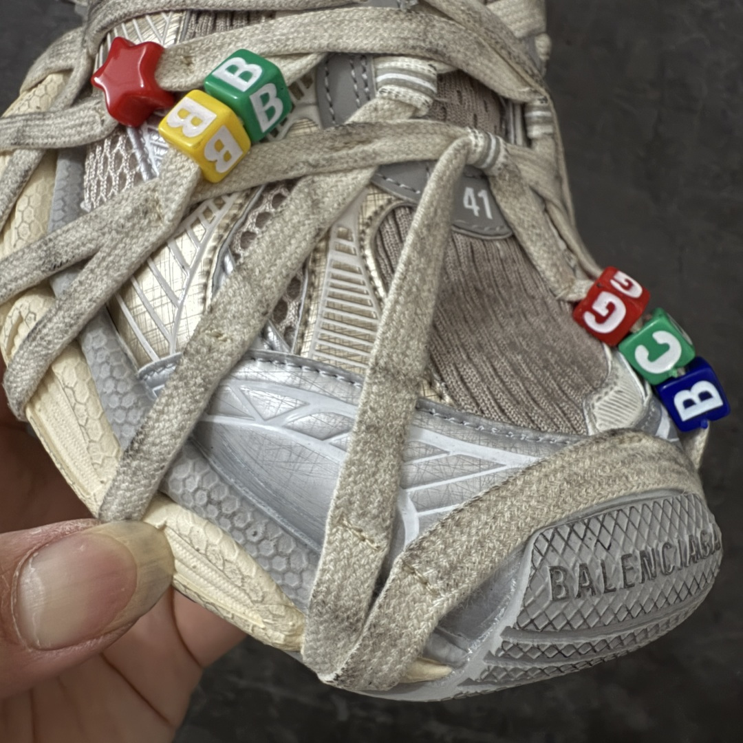 图片[5]-【X版纯原】BALENCIAGA 3XL Sneakers 巴黎世家十代网布系带低帮走秀复古老爹鞋 全新版本 全新顶端品质 全套原纸板楦头开发 最原汁原味的灵魂版型 全鞋荧光划线卡点 胶水把控整洁度追求极致完美 每一双都是工艺品 多重QC质检 超越公司货的品控标准 实实在在的免检产品 原盒原配 正确字体电绣 粗细、位置、大小正确 侧边TPU 透气孔匹配意产原版 正确分离大底 TPU软底 原版一致大底LOGO 立体感十足 原厂皮料水洗做旧 采购原厂网纱 不含皮革 网布材料和聚氨酯 磨损效果 鞋头边缘和后帮 Balenciaga 徽标 鞋面和后跟凸印尺码 鞋舌 3XL 橡胶品牌标识和反光细节 鞋帮拉袢和鞋舌拉祥 配反光细节 备用鞋带在鞋履前侧 可在穿着前取下 便于不同造型搭配 正常尺码 尺码：35 36 37 38 39 40 41 42 43 44 45 46-选品中心