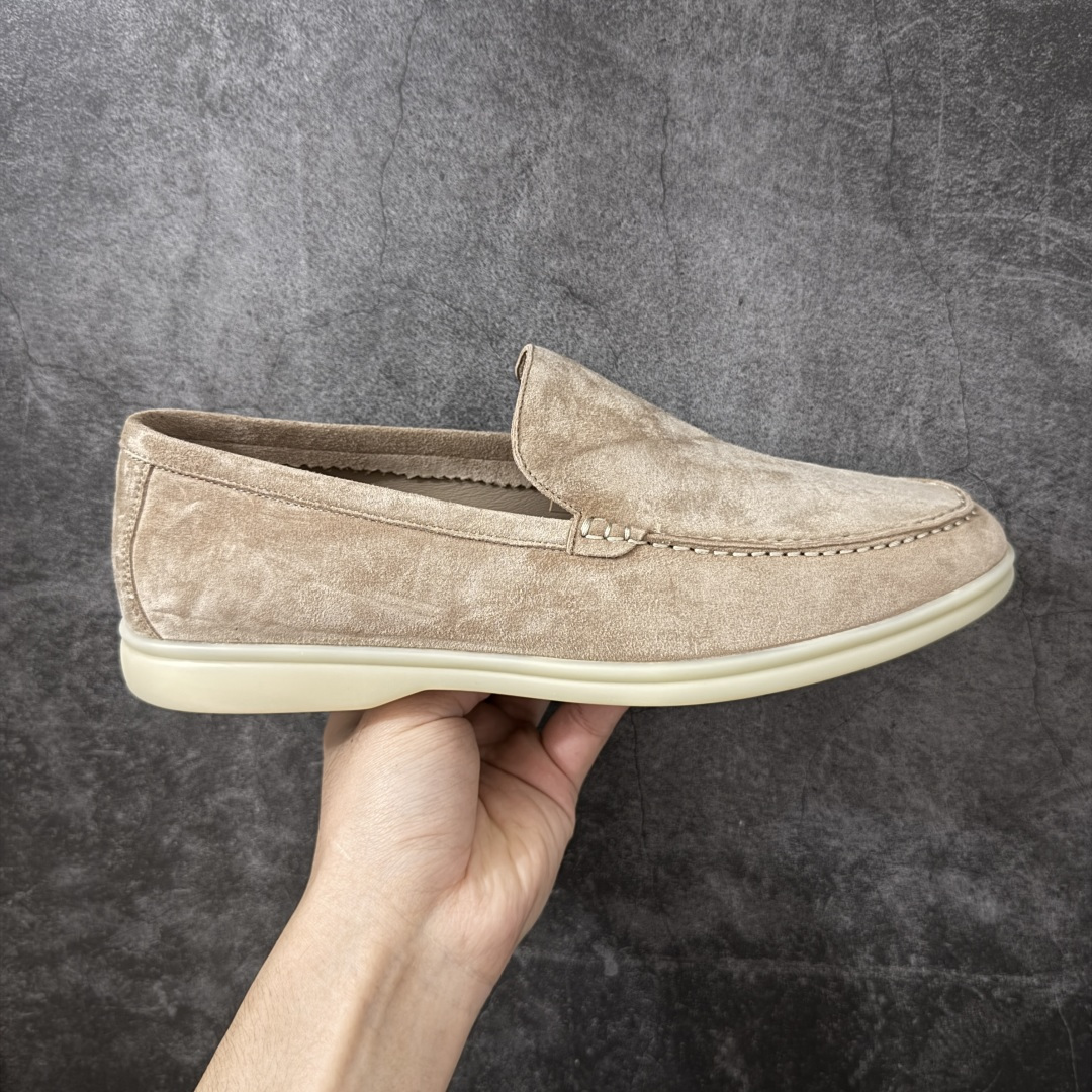 【渠道礼盒版】Loro Piana LP乐悠翩雅25 舒适一脚蹬乐福鞋 目前市场最优品质 全鞋原材料 超高清洁度 完美版型 研究了四个月终于可量产完全复刻💯 徒步五万步不脚疼的鞋 LP是意大利顶级奢侈品牌 低调奢华 设计都是一贯纯色系 简单、细节巧妙、清新脱俗！ 不想满大街撞款的可以看看这个品牌、ins、小红书随处可见这个品牌的身影 ！原版一比一定制 细节处理很好‼️ 面部：进口鹿皮反毛羊皮 垫脚：牛皮垫脚 大底：原版耐磨高弹牛筋底 尺码：38-46-选品中心
