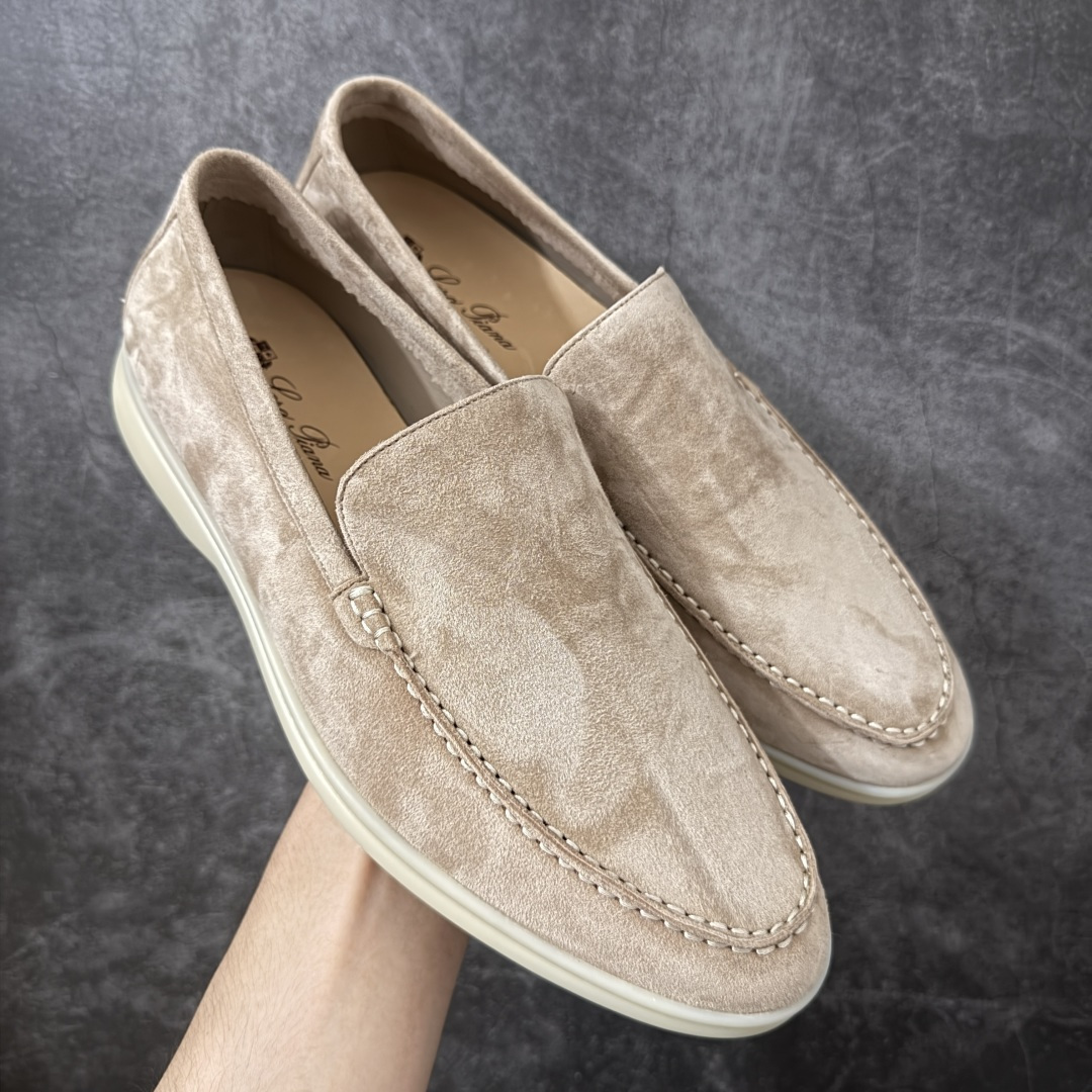【渠道礼盒版】Loro Piana LP乐悠翩雅25 舒适一脚蹬乐福鞋 目前市场最优品质 全鞋原材料 超高清洁度 完美版型 研究了四个月终于可量产完全复刻💯 徒步五万步不脚疼的鞋 LP是意大利顶级奢侈品牌 低调奢华 设计都是一贯纯色系 简单、细节巧妙、清新脱俗！ 不想满大街撞款的可以看看这个品牌、ins、小红书随处可见这个品牌的身影 ！原版一比一定制 细节处理很好‼️ 面部：进口鹿皮反毛羊皮 垫脚：牛皮垫脚 大底：原版耐磨高弹牛筋底 尺码：38-46-选品中心