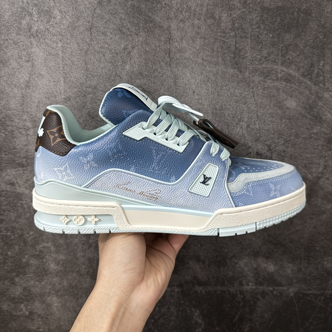 【专柜版/海淘代购版】 现货当天可取 LV Trainer系列高奢运动鞋 新款芯片顶级 潮人必备单品 同步ZP官网空胶工艺 鞋舌、挂饰均镶嵌NFC芯片感应装置 正确胶片断点式设计 中底正确还原原版油印字母比例 1：1原楦格板、楦头、刀磨全新升级！ 独家订制顶级压纹麂皮 原版开模TPU大底 质感原版一致 垫脚聚米微料加透气英伦网布 披靡市场任何版本！细节完美呈现！ 代购指定版本 全新升级最新双盒包装 扫码秒进官网！ 全套包装配件同比原版 尺码： 38-46-选品中心