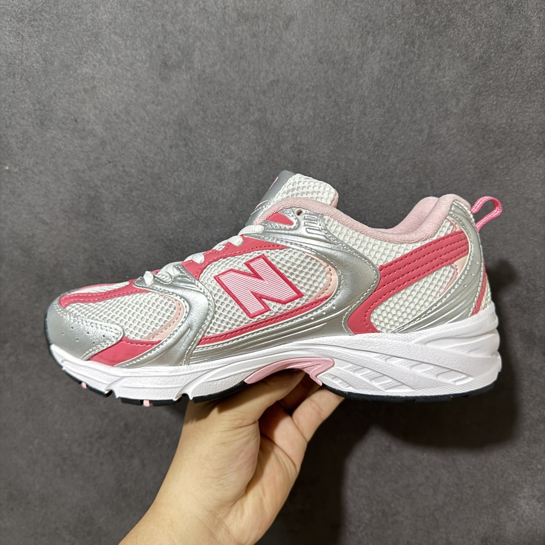 图片[2]-【公司级】New Balance NB530 新百伦复古透气跑步鞋 以皮革为主的人气轮廓 以极具复古风范的跑鞋外观呈现 设计上全鞋以简约清爽的纯白色作基底 鞋身覆盖大面积织物网眼材质 并于鞋头、鞋带孔眼片等细节处点缀对比鲜明的反光银镀层凸显 鞋舌、侧身等位置则辅以一贯的「N」字标志和品牌徽标彰显身份 最后通过搭载的 ABZORB 缓震中底完善整体造型 货号：U53022Q 尺码：36-45-选品中心