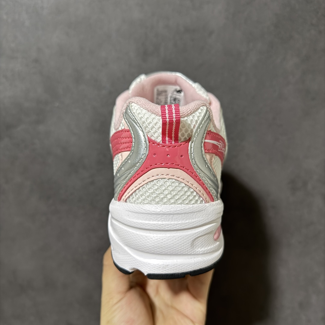 图片[4]-【公司级】New Balance NB530 新百伦复古透气跑步鞋 以皮革为主的人气轮廓 以极具复古风范的跑鞋外观呈现 设计上全鞋以简约清爽的纯白色作基底 鞋身覆盖大面积织物网眼材质 并于鞋头、鞋带孔眼片等细节处点缀对比鲜明的反光银镀层凸显 鞋舌、侧身等位置则辅以一贯的「N」字标志和品牌徽标彰显身份 最后通过搭载的 ABZORB 缓震中底完善整体造型 货号：U53022Q 尺码：36-45-选品中心