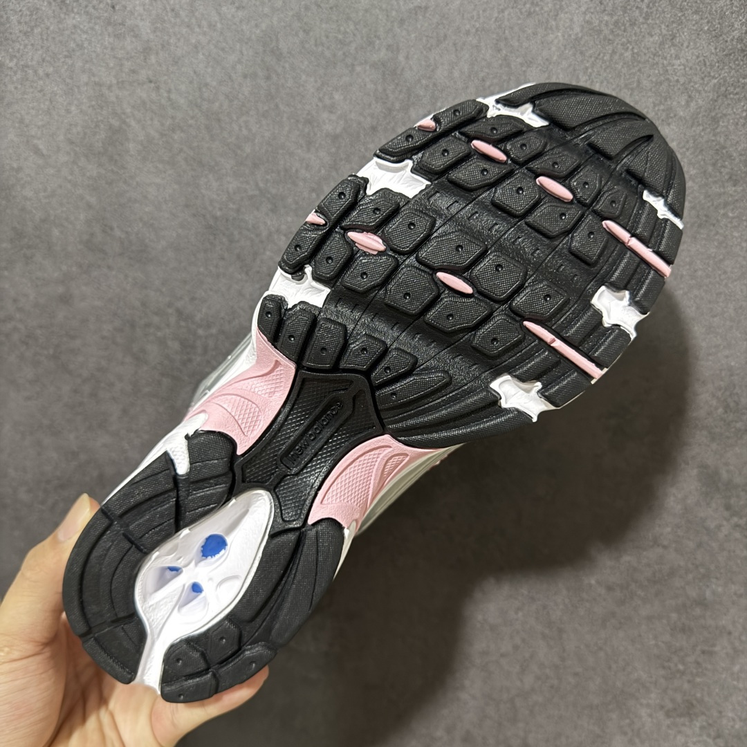 图片[9]-【公司级】New Balance NB530 新百伦复古透气跑步鞋 以皮革为主的人气轮廓 以极具复古风范的跑鞋外观呈现 设计上全鞋以简约清爽的纯白色作基底 鞋身覆盖大面积织物网眼材质 并于鞋头、鞋带孔眼片等细节处点缀对比鲜明的反光银镀层凸显 鞋舌、侧身等位置则辅以一贯的「N」字标志和品牌徽标彰显身份 最后通过搭载的 ABZORB 缓震中底完善整体造型 货号：U53022Q 尺码：36-45-选品中心