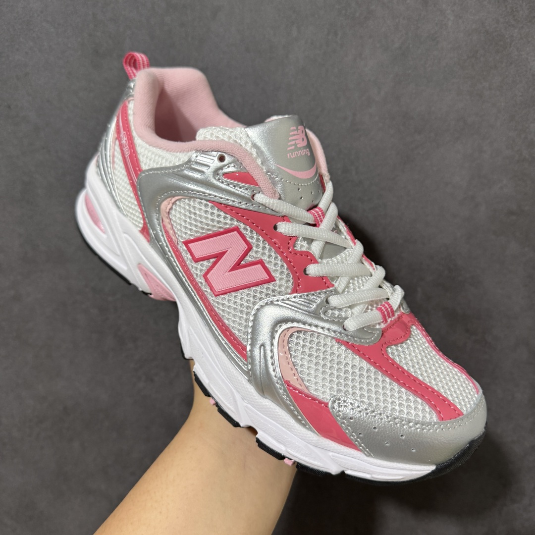 图片[3]-【公司级】New Balance NB530 新百伦复古透气跑步鞋 以皮革为主的人气轮廓 以极具复古风范的跑鞋外观呈现 设计上全鞋以简约清爽的纯白色作基底 鞋身覆盖大面积织物网眼材质 并于鞋头、鞋带孔眼片等细节处点缀对比鲜明的反光银镀层凸显 鞋舌、侧身等位置则辅以一贯的「N」字标志和品牌徽标彰显身份 最后通过搭载的 ABZORB 缓震中底完善整体造型 货号：U53022Q 尺码：36-45-选品中心