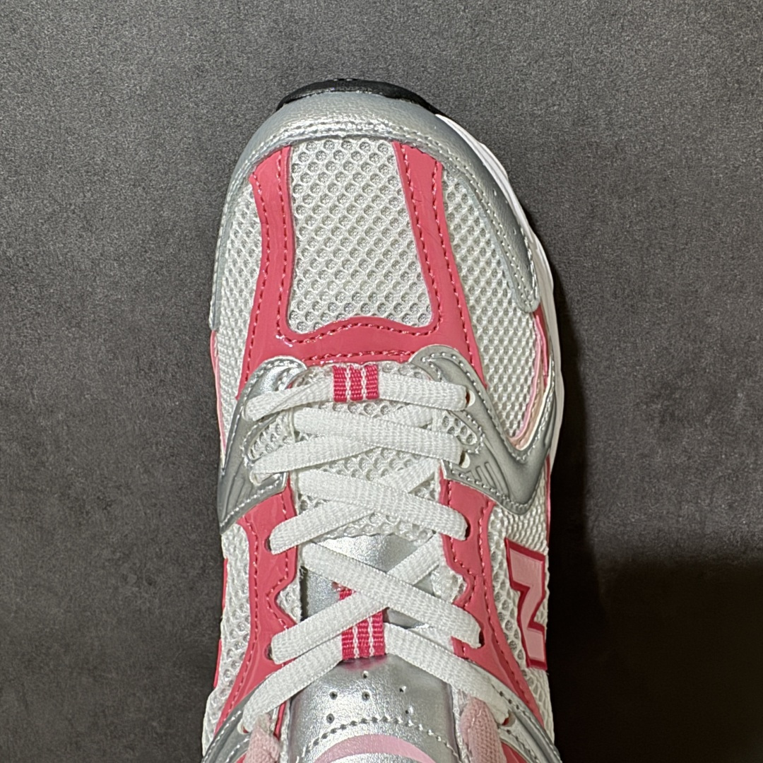 图片[5]-【公司级】New Balance NB530 新百伦复古透气跑步鞋 以皮革为主的人气轮廓 以极具复古风范的跑鞋外观呈现 设计上全鞋以简约清爽的纯白色作基底 鞋身覆盖大面积织物网眼材质 并于鞋头、鞋带孔眼片等细节处点缀对比鲜明的反光银镀层凸显 鞋舌、侧身等位置则辅以一贯的「N」字标志和品牌徽标彰显身份 最后通过搭载的 ABZORB 缓震中底完善整体造型 货号：U53022Q 尺码：36-45-选品中心