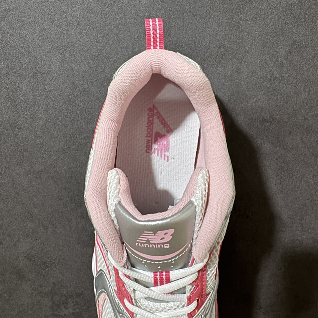 图片[6]-【公司级】New Balance NB530 新百伦复古透气跑步鞋 以皮革为主的人气轮廓 以极具复古风范的跑鞋外观呈现 设计上全鞋以简约清爽的纯白色作基底 鞋身覆盖大面积织物网眼材质 并于鞋头、鞋带孔眼片等细节处点缀对比鲜明的反光银镀层凸显 鞋舌、侧身等位置则辅以一贯的「N」字标志和品牌徽标彰显身份 最后通过搭载的 ABZORB 缓震中底完善整体造型 货号：U53022Q 尺码：36-45-选品中心