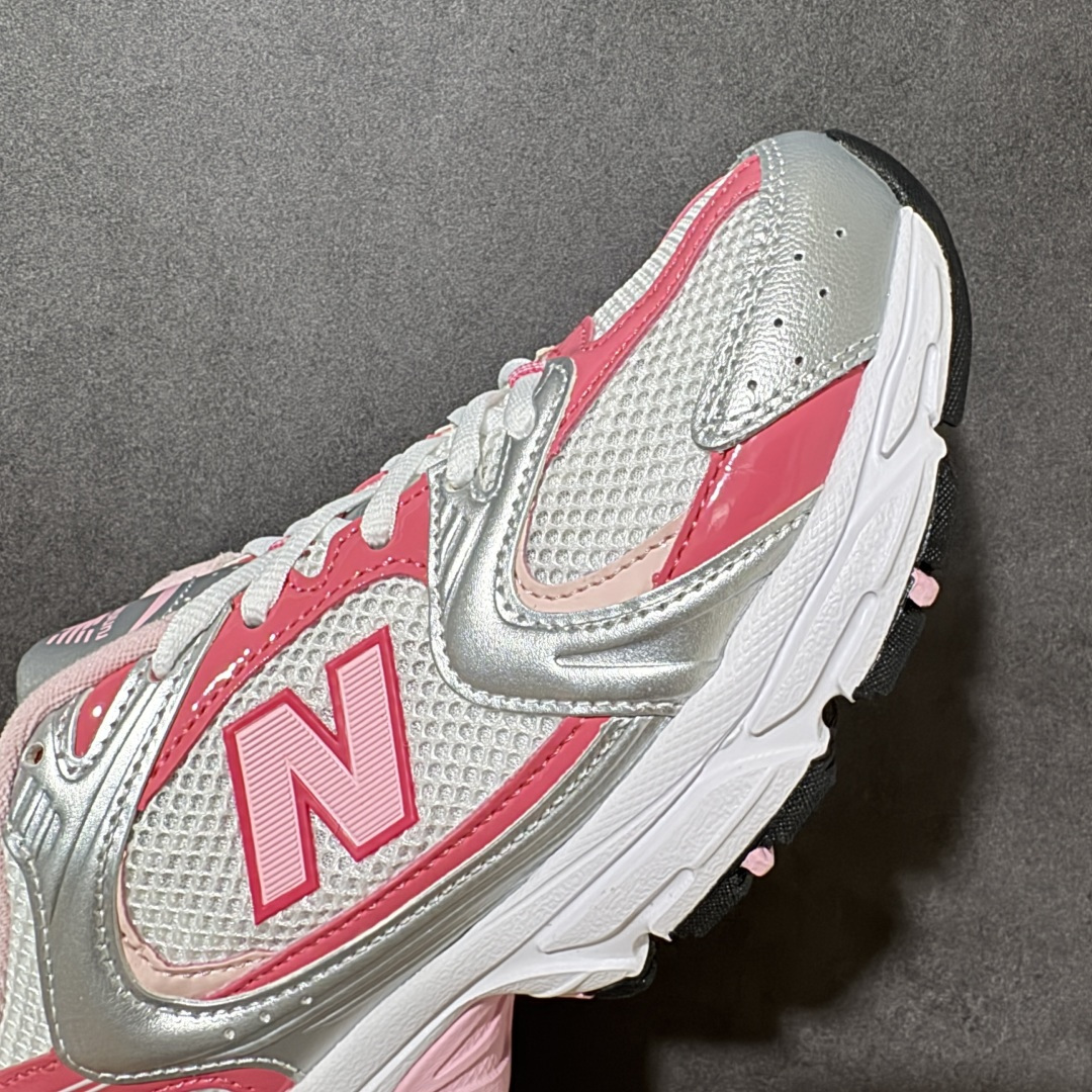 图片[8]-【公司级】New Balance NB530 新百伦复古透气跑步鞋 以皮革为主的人气轮廓 以极具复古风范的跑鞋外观呈现 设计上全鞋以简约清爽的纯白色作基底 鞋身覆盖大面积织物网眼材质 并于鞋头、鞋带孔眼片等细节处点缀对比鲜明的反光银镀层凸显 鞋舌、侧身等位置则辅以一贯的「N」字标志和品牌徽标彰显身份 最后通过搭载的 ABZORB 缓震中底完善整体造型 货号：U53022Q 尺码：36-45-选品中心