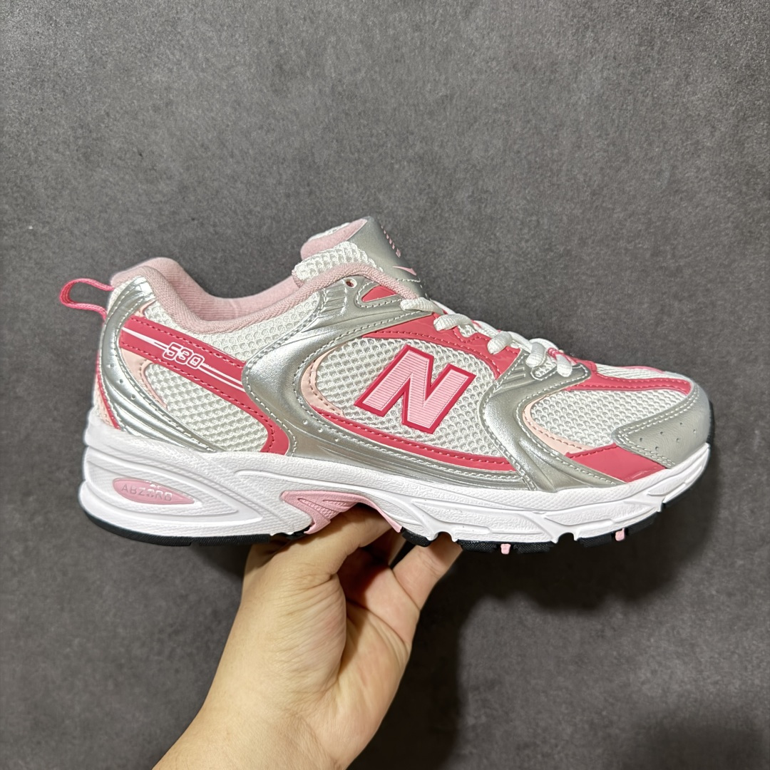 【公司级】New Balance NB530 新百伦复古透气跑步鞋 以皮革为主的人气轮廓 以极具复古风范的跑鞋外观呈现 设计上全鞋以简约清爽的纯白色作基底 鞋身覆盖大面积织物网眼材质 并于鞋头、鞋带孔眼片等细节处点缀对比鲜明的反光银镀层凸显 鞋舌、侧身等位置则辅以一贯的「N」字标志和品牌徽标彰显身份 最后通过搭载的 ABZORB 缓震中底完善整体造型 货号：U53022Q 尺码：36-45-选品中心