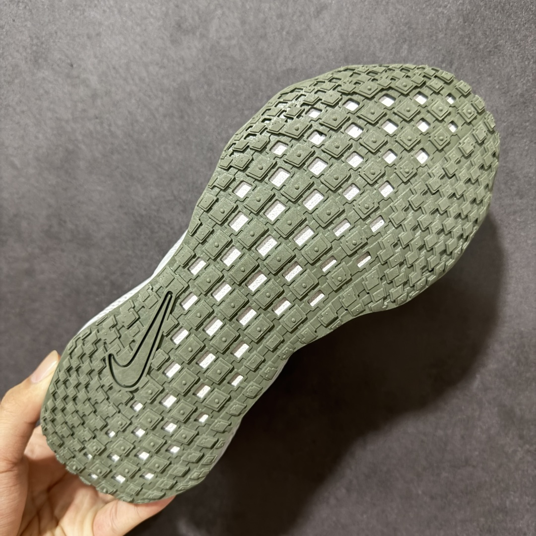 图片[9]-【公司级】耐克（NIKE）男女款METRO TEK (GS)运动休闲鞋 鞋面选用了高透气性的网眼材质，确保足部在长时间活动中依然保持干爽。这种材料不仅柔软贴合，还能有效促进空气流通，减少闷热和异味产生。鞋侧的装饰条与品牌标识形成色彩呼应，增强视觉连贯性。鞋舌与鞋带统一采用同色系设计，保持整体协调美感。鞋底采用分区域缓震布局，关键受力点进行强化处理，有效吸收冲击力。底部采用耐磨橡胶材质，配合多向纹理刻痕，带来出色的抓地性能。无论地面湿滑还是略有倾斜，都能牢牢贴合，降低滑倒风险。弯曲槽设计合理分布于前掌与中部，顺应自然步态，提升行走灵活性。即使在复杂地形中移动，也能保持稳定节奏。 货号： HQ2312-900 尺码：36 37.5 38 39 40 41 42 43 44 45-选品中心
