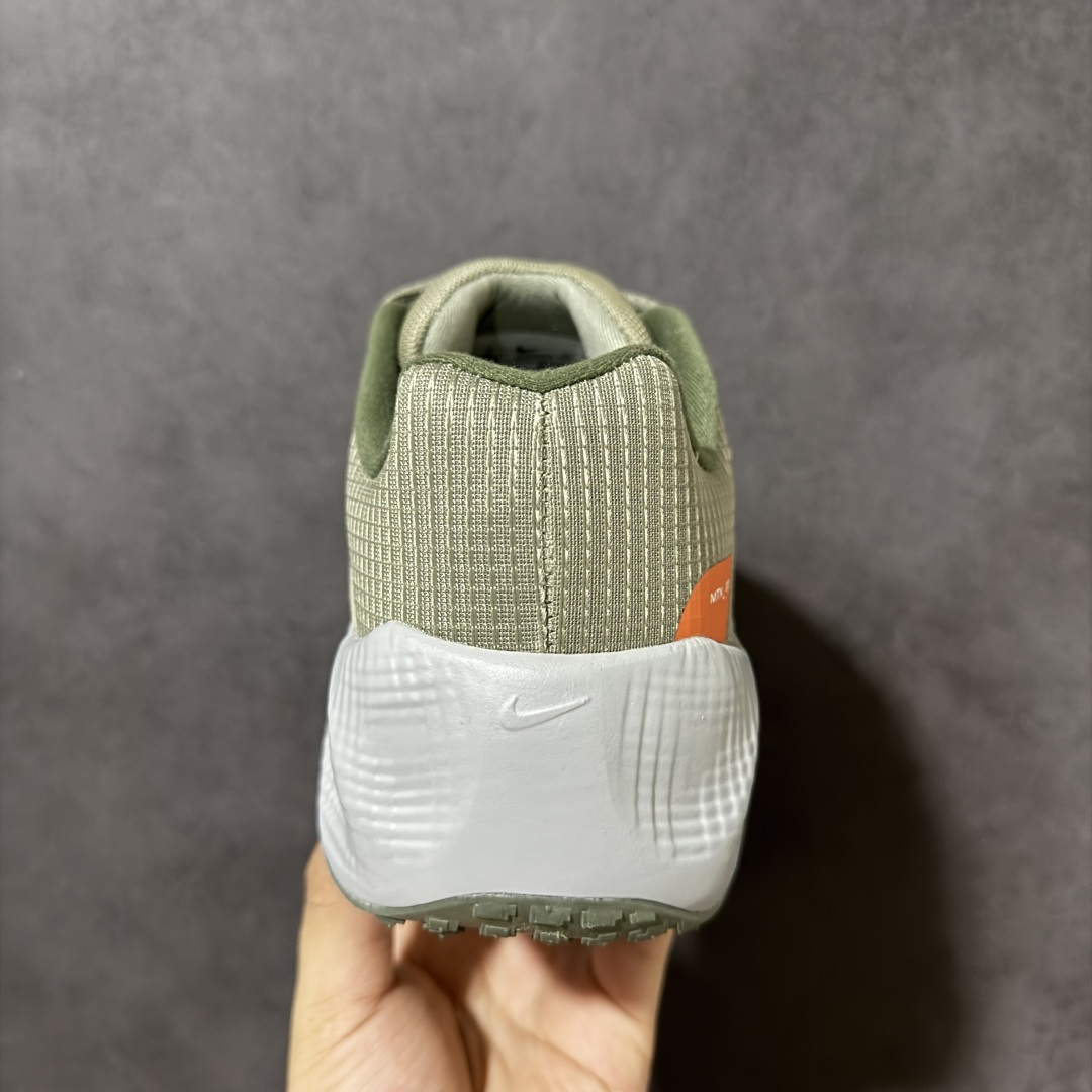 图片[4]-【公司级】耐克（NIKE）男女款METRO TEK (GS)运动休闲鞋 鞋面选用了高透气性的网眼材质，确保足部在长时间活动中依然保持干爽。这种材料不仅柔软贴合，还能有效促进空气流通，减少闷热和异味产生。鞋侧的装饰条与品牌标识形成色彩呼应，增强视觉连贯性。鞋舌与鞋带统一采用同色系设计，保持整体协调美感。鞋底采用分区域缓震布局，关键受力点进行强化处理，有效吸收冲击力。底部采用耐磨橡胶材质，配合多向纹理刻痕，带来出色的抓地性能。无论地面湿滑还是略有倾斜，都能牢牢贴合，降低滑倒风险。弯曲槽设计合理分布于前掌与中部，顺应自然步态，提升行走灵活性。即使在复杂地形中移动，也能保持稳定节奏。 货号： HQ2312-900 尺码：36 37.5 38 39 40 41 42 43 44 45-选品中心