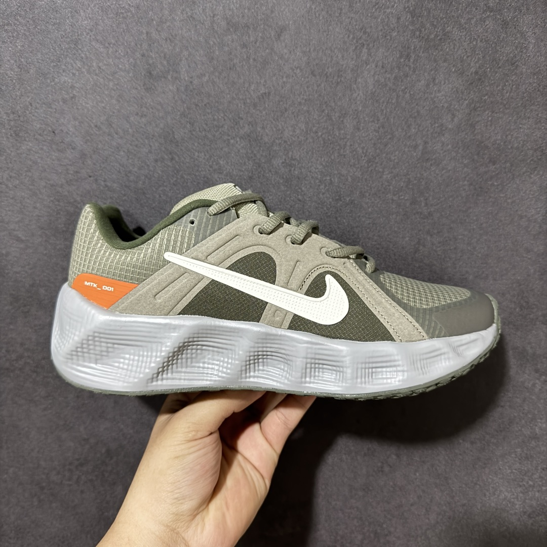 【公司级】耐克（NIKE）男女款METRO TEK (GS)运动休闲鞋 鞋面选用了高透气性的网眼材质，确保足部在长时间活动中依然保持干爽。这种材料不仅柔软贴合，还能有效促进空气流通，减少闷热和异味产生。鞋侧的装饰条与品牌标识形成色彩呼应，增强视觉连贯性。鞋舌与鞋带统一采用同色系设计，保持整体协调美感。鞋底采用分区域缓震布局，关键受力点进行强化处理，有效吸收冲击力。底部采用耐磨橡胶材质，配合多向纹理刻痕，带来出色的抓地性能。无论地面湿滑还是略有倾斜，都能牢牢贴合，降低滑倒风险。弯曲槽设计合理分布于前掌与中部，顺应自然步态，提升行走灵活性。即使在复杂地形中移动，也能保持稳定节奏。 货号： HQ2312-900 尺码：36 37.5 38 39 40 41 42 43 44 45-选品中心