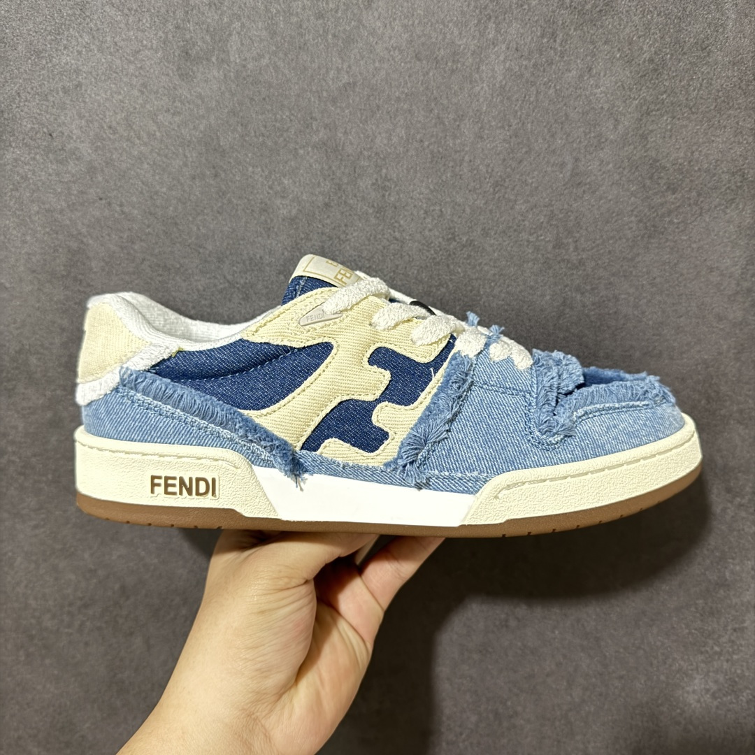 【公司级】高端性价比-跑量款-高端工艺盒＋原厂同步配件 FENDI芬迪 Match 皮革 浮雕系带 低帮时尚板鞋 FENDI Match 鞋身采用超柔软粗纹皮革及绒面皮革材质，圆润边沿配合细腻的走线展现出 FENDI 对于品质的严苛把控。为提升 FENDI Match 整体的完成度，侧身的品牌 Logo 线条更纤细，与鞋身浑然一体，加之专属鞋舌标签让整体的层次感拿捏得十分均衡，上脚观感更是彰显了奢侈品鞋款潮流质感的一面。 货号：7E1493AHH2 F1FHS 尺码：35 36 37 38 39 40 41 42 43 44 45 46-选品中心