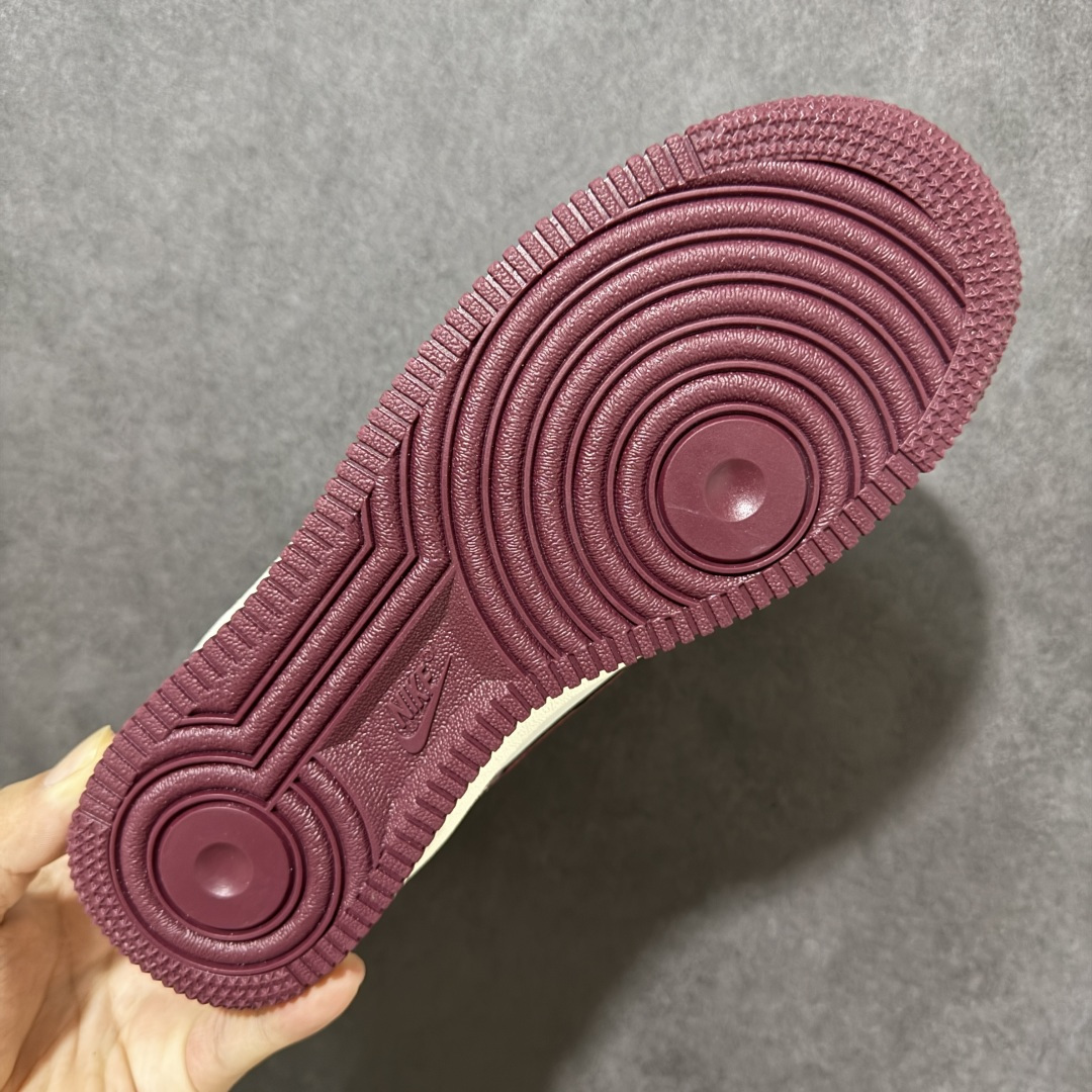 图片[9]-【定制版】手绘涂鸦“野莓豹影”Nike Air Force 1 “Wild Berry Leopard Shadow”空军一号定制板鞋 奶白色基底柔和温润，搭配醇厚酒红色勾勒鞋身线条、鞋带与外底，温柔氛围感拉满。标志性 Swoosh 点缀个性豹纹斑点，大小双勾设计层次丰富，侧边小布标增添精致细节。经典空军一号鞋型脚感舒适百搭，甜酷混搭风格适配日常穿搭，温柔底色碰撞野性豹纹 货号：FB1839-521 尺码： 36 36.5 37.5 38 38.5 39 40 40.5 41 42 42.5 43 44 44.5 45-选品中心