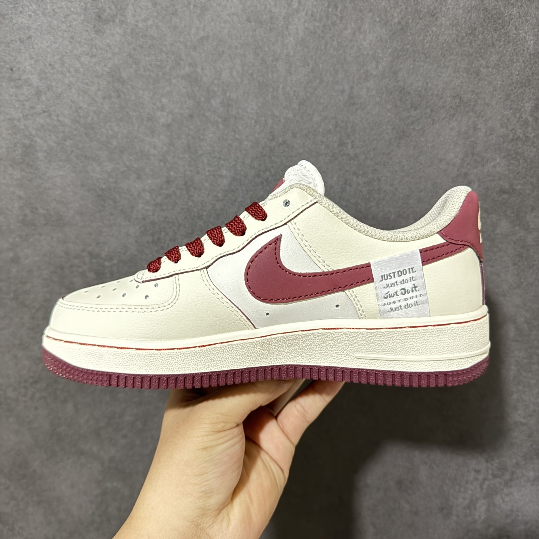 图片[2]-【定制版】手绘涂鸦“野莓豹影”Nike Air Force 1 “Wild Berry Leopard Shadow”空军一号定制板鞋 奶白色基底柔和温润，搭配醇厚酒红色勾勒鞋身线条、鞋带与外底，温柔氛围感拉满。标志性 Swoosh 点缀个性豹纹斑点，大小双勾设计层次丰富，侧边小布标增添精致细节。经典空军一号鞋型脚感舒适百搭，甜酷混搭风格适配日常穿搭，温柔底色碰撞野性豹纹 货号：FB1839-521 尺码： 36 36.5 37.5 38 38.5 39 40 40.5 41 42 42.5 43 44 44.5 45-选品中心