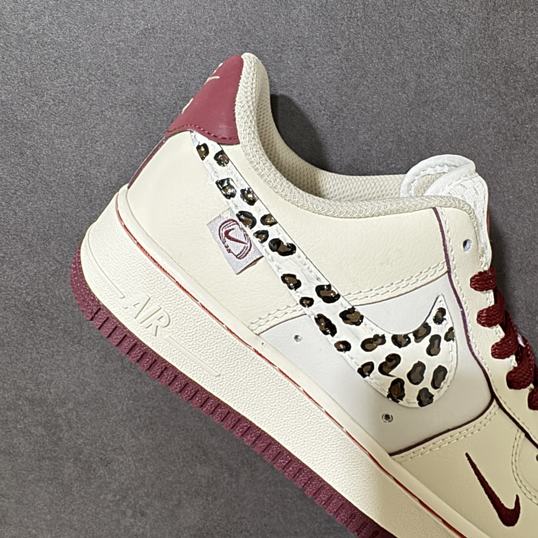 图片[7]-【定制版】手绘涂鸦“野莓豹影”Nike Air Force 1 “Wild Berry Leopard Shadow”空军一号定制板鞋 奶白色基底柔和温润，搭配醇厚酒红色勾勒鞋身线条、鞋带与外底，温柔氛围感拉满。标志性 Swoosh 点缀个性豹纹斑点，大小双勾设计层次丰富，侧边小布标增添精致细节。经典空军一号鞋型脚感舒适百搭，甜酷混搭风格适配日常穿搭，温柔底色碰撞野性豹纹 货号：FB1839-521 尺码： 36 36.5 37.5 38 38.5 39 40 40.5 41 42 42.5 43 44 44.5 45-选品中心