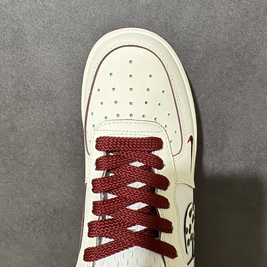 图片[5]-【定制版】手绘涂鸦“野莓豹影”Nike Air Force 1 “Wild Berry Leopard Shadow”空军一号定制板鞋 奶白色基底柔和温润，搭配醇厚酒红色勾勒鞋身线条、鞋带与外底，温柔氛围感拉满。标志性 Swoosh 点缀个性豹纹斑点，大小双勾设计层次丰富，侧边小布标增添精致细节。经典空军一号鞋型脚感舒适百搭，甜酷混搭风格适配日常穿搭，温柔底色碰撞野性豹纹 货号：FB1839-521 尺码： 36 36.5 37.5 38 38.5 39 40 40.5 41 42 42.5 43 44 44.5 45-选品中心