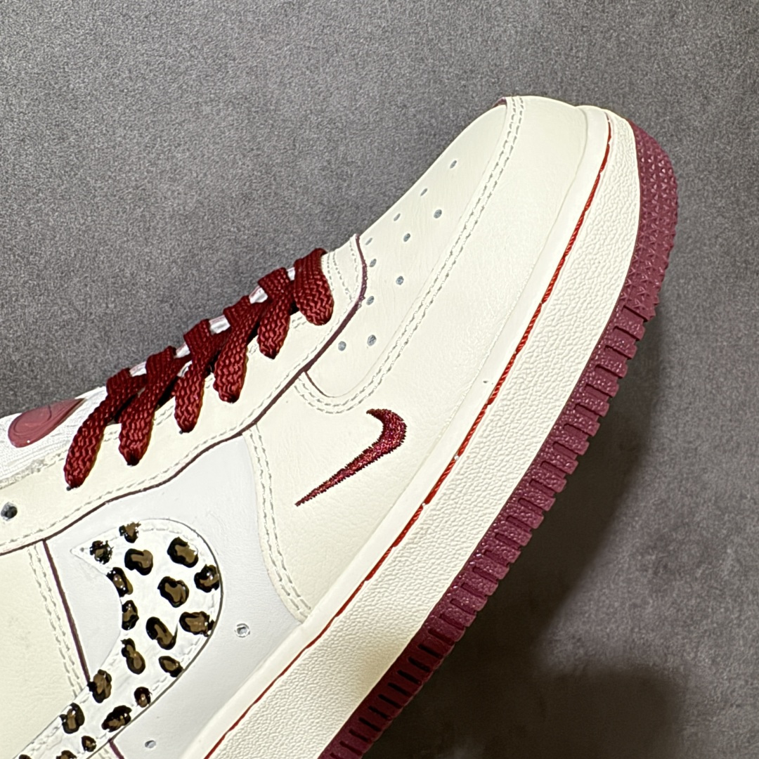 图片[8]-【定制版】手绘涂鸦“野莓豹影”Nike Air Force 1 “Wild Berry Leopard Shadow”空军一号定制板鞋 奶白色基底柔和温润，搭配醇厚酒红色勾勒鞋身线条、鞋带与外底，温柔氛围感拉满。标志性 Swoosh 点缀个性豹纹斑点，大小双勾设计层次丰富，侧边小布标增添精致细节。经典空军一号鞋型脚感舒适百搭，甜酷混搭风格适配日常穿搭，温柔底色碰撞野性豹纹 货号：FB1839-521 尺码： 36 36.5 37.5 38 38.5 39 40 40.5 41 42 42.5 43 44 44.5 45-选品中心
