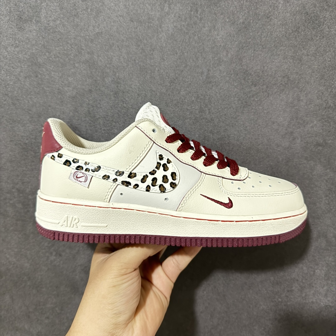 【定制版】手绘涂鸦“野莓豹影”Nike Air Force 1 “Wild Berry Leopard Shadow”空军一号定制板鞋 奶白色基底柔和温润，搭配醇厚酒红色勾勒鞋身线条、鞋带与外底，温柔氛围感拉满。标志性 Swoosh 点缀个性豹纹斑点，大小双勾设计层次丰富，侧边小布标增添精致细节。经典空军一号鞋型脚感舒适百搭，甜酷混搭风格适配日常穿搭，温柔底色碰撞野性豹纹 货号：FB1839-521 尺码： 36 36.5 37.5 38 38.5 39 40 40.5 41 42 42.5 43 44 44.5 45-选品中心