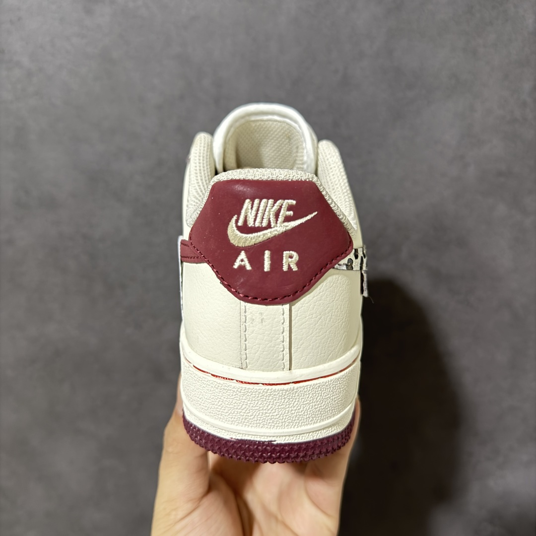 图片[4]-【定制版】手绘涂鸦“野莓豹影”Nike Air Force 1 “Wild Berry Leopard Shadow”空军一号定制板鞋 奶白色基底柔和温润，搭配醇厚酒红色勾勒鞋身线条、鞋带与外底，温柔氛围感拉满。标志性 Swoosh 点缀个性豹纹斑点，大小双勾设计层次丰富，侧边小布标增添精致细节。经典空军一号鞋型脚感舒适百搭，甜酷混搭风格适配日常穿搭，温柔底色碰撞野性豹纹 货号：FB1839-521 尺码： 36 36.5 37.5 38 38.5 39 40 40.5 41 42 42.5 43 44 44.5 45-选品中心