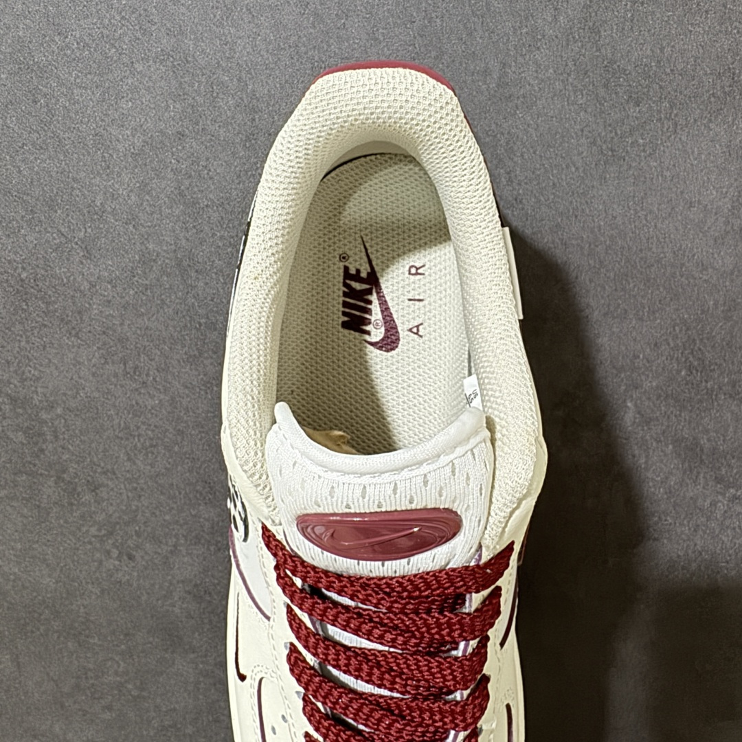 图片[6]-【定制版】手绘涂鸦“野莓豹影”Nike Air Force 1 “Wild Berry Leopard Shadow”空军一号定制板鞋 奶白色基底柔和温润，搭配醇厚酒红色勾勒鞋身线条、鞋带与外底，温柔氛围感拉满。标志性 Swoosh 点缀个性豹纹斑点，大小双勾设计层次丰富，侧边小布标增添精致细节。经典空军一号鞋型脚感舒适百搭，甜酷混搭风格适配日常穿搭，温柔底色碰撞野性豹纹 货号：FB1839-521 尺码： 36 36.5 37.5 38 38.5 39 40 40.5 41 42 42.5 43 44 44.5 45-选品中心