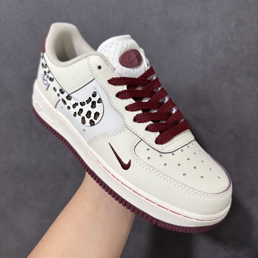 图片[3]-【定制版】手绘涂鸦“野莓豹影”Nike Air Force 1 “Wild Berry Leopard Shadow”空军一号定制板鞋 奶白色基底柔和温润，搭配醇厚酒红色勾勒鞋身线条、鞋带与外底，温柔氛围感拉满。标志性 Swoosh 点缀个性豹纹斑点，大小双勾设计层次丰富，侧边小布标增添精致细节。经典空军一号鞋型脚感舒适百搭，甜酷混搭风格适配日常穿搭，温柔底色碰撞野性豹纹 货号：FB1839-521 尺码： 36 36.5 37.5 38 38.5 39 40 40.5 41 42 42.5 43 44 44.5 45-选品中心