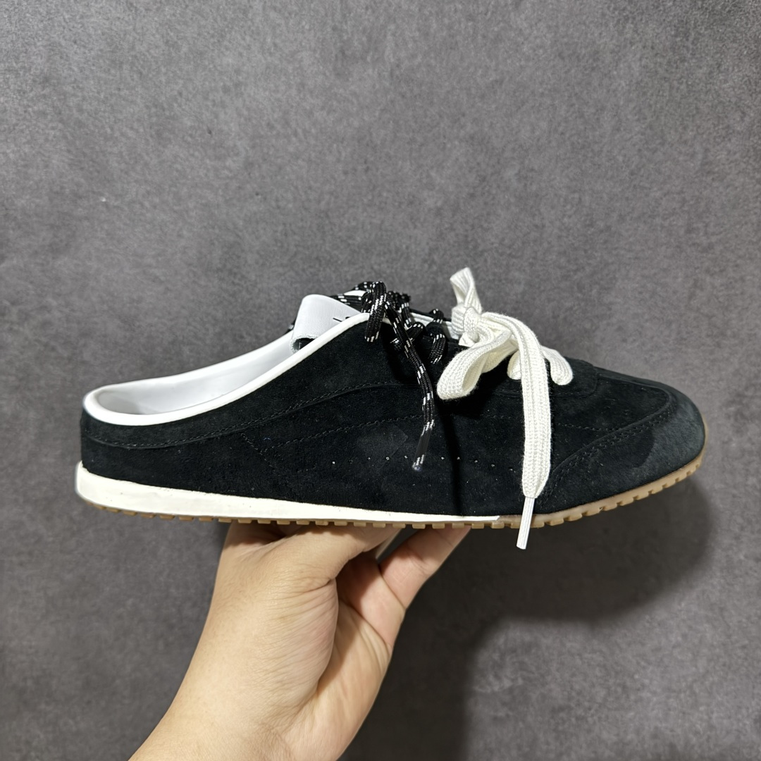【公司级】美国知名瑜伽品牌Alo Yoga Launches Mule Sneaker 发动系列低帮阿甘T头薄底穆勒风包头式露跟休闲凉拖鞋“黑白生胶底”A1004U #男女鞋广东原产#升级原楦型开发纸版#采用反绒牛皮革拼接头层皮饰片鞋面材质#双层乳胶缓震鞋垫#外部搭配轻量EVA缓震组合橡胶防滑片装外底❗️ 尺码：35-44-选品中心