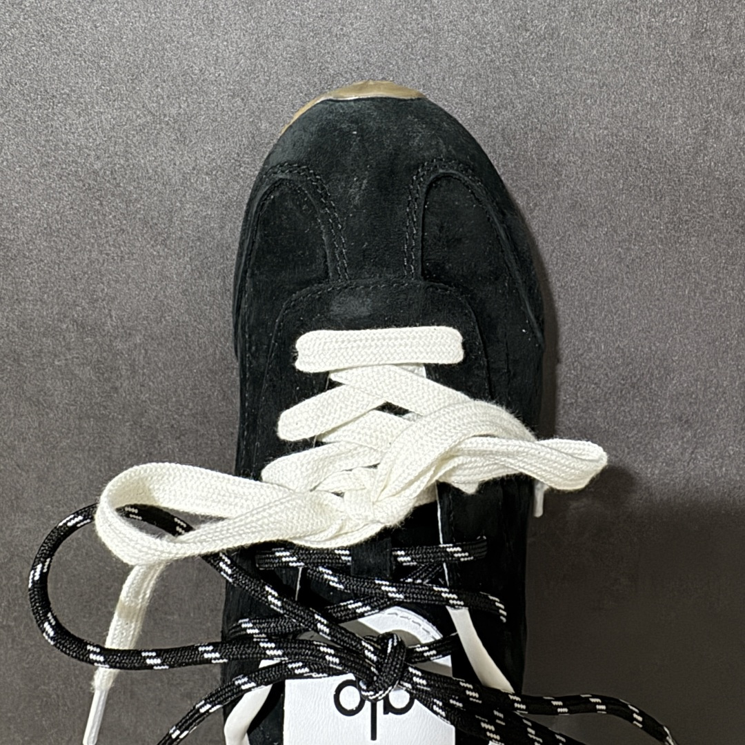 图片[5]-【公司级】美国知名瑜伽品牌Alo Yoga Launches Mule Sneaker 发动系列低帮阿甘T头薄底穆勒风包头式露跟休闲凉拖鞋“黑白生胶底”A1004U #男女鞋广东原产#升级原楦型开发纸版#采用反绒牛皮革拼接头层皮饰片鞋面材质#双层乳胶缓震鞋垫#外部搭配轻量EVA缓震组合橡胶防滑片装外底❗️ 尺码：35-44-选品中心