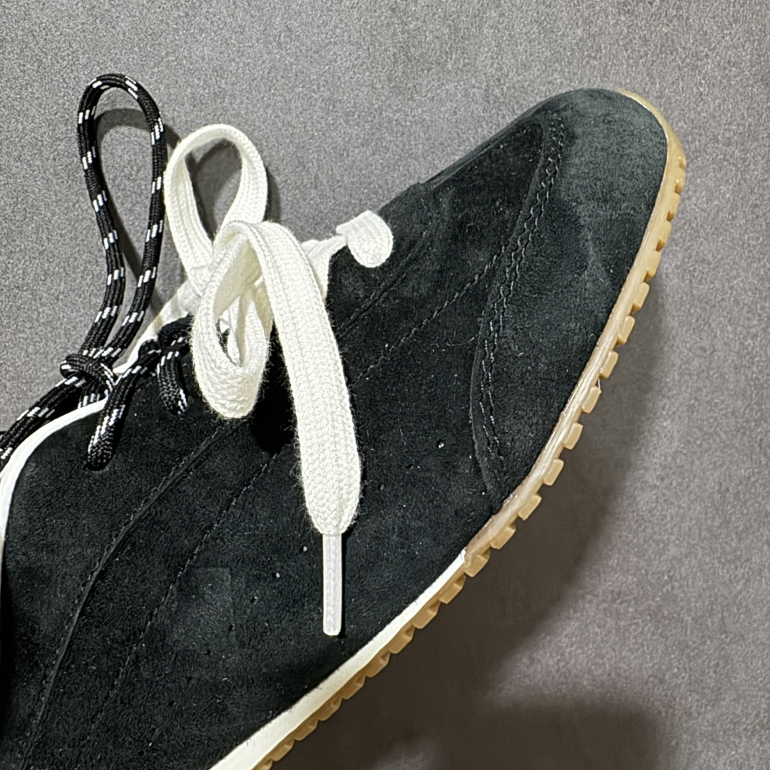 图片[8]-【公司级】美国知名瑜伽品牌Alo Yoga Launches Mule Sneaker 发动系列低帮阿甘T头薄底穆勒风包头式露跟休闲凉拖鞋“黑白生胶底”A1004U #男女鞋广东原产#升级原楦型开发纸版#采用反绒牛皮革拼接头层皮饰片鞋面材质#双层乳胶缓震鞋垫#外部搭配轻量EVA缓震组合橡胶防滑片装外底❗️ 尺码：35-44-选品中心