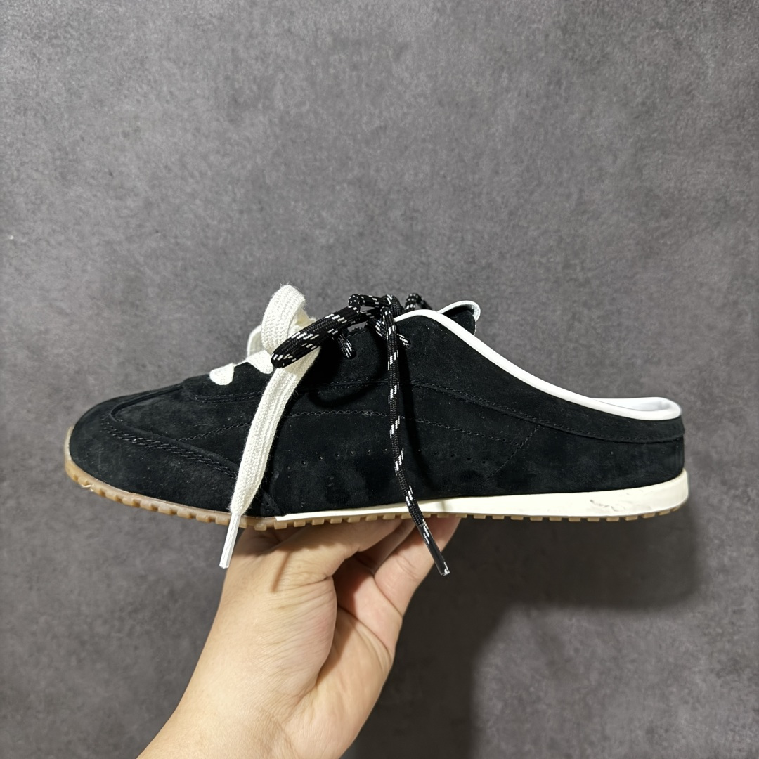 图片[2]-【公司级】美国知名瑜伽品牌Alo Yoga Launches Mule Sneaker 发动系列低帮阿甘T头薄底穆勒风包头式露跟休闲凉拖鞋“黑白生胶底”A1004U #男女鞋广东原产#升级原楦型开发纸版#采用反绒牛皮革拼接头层皮饰片鞋面材质#双层乳胶缓震鞋垫#外部搭配轻量EVA缓震组合橡胶防滑片装外底❗️ 尺码：35-44-选品中心