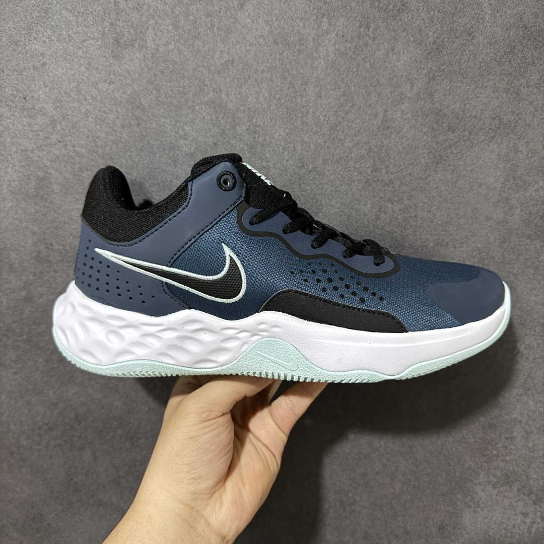 【公司级】Nike Fly By Mid 3 圆头系带织物 TPU 减震防滑耐磨抗冲击轻便回弹 低帮实战篮球鞋 鞋款整体以工程网布打造，搭配热熔膜动态飞线，鞋身两侧带有经典Swoosh LLogo，鞋舌处和后跟饰有Nike品牌标志，鞋身侧面和鞋舌上有透气孔，提供透气性；全掌Zoom Air气垫。室内抓地优秀，后掌缓震极限较高，Phylonn泡棉组合，人字纹，波浪纹橡胶外底。 货号：DD9311-400 尺码：40-46带半码-选品中心