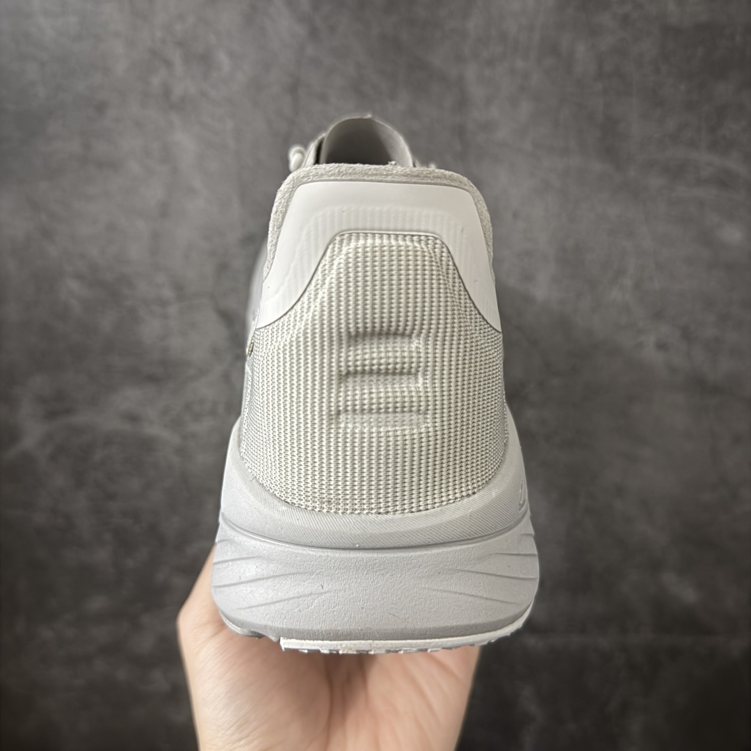 图片[4]-【公司级】DESCENTE 迪桑特 Ease Air JR 城市通勤 户外低帮透气运动户外鞋 超透气网面 独特不对称绑带设计 中底搭载迪桑特的 LAVITATE 缓震科技，脚感软弹且回弹迅速，长距离跑步或日常暴走都能有效缓解足部压力。外底采用耐磨橡胶材质，纹路专为湿滑路面和柏油路优化，抓地力强，无论是跑步还是日常通勤都很合适。 尺码：39 40 41 42 43 44-选品中心