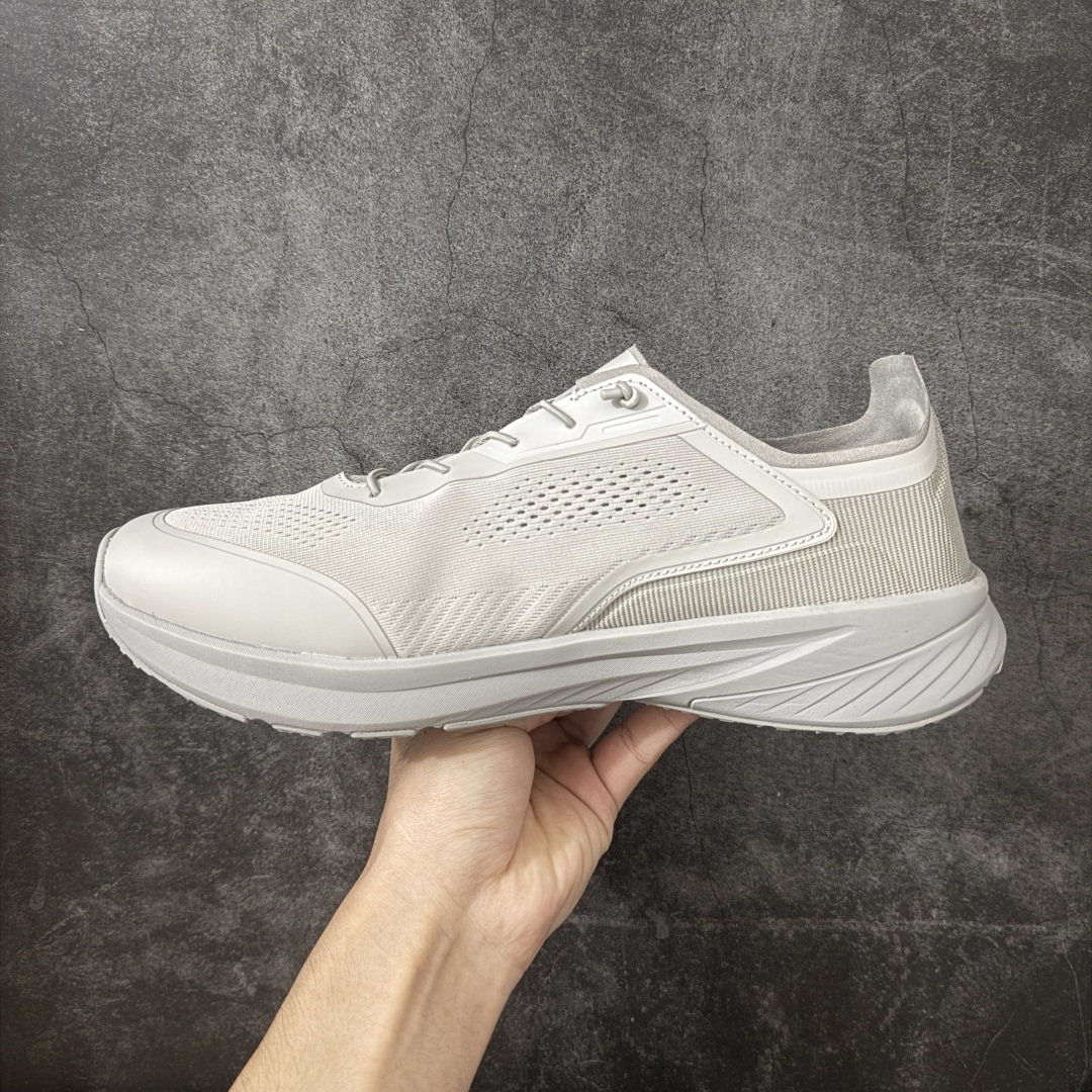 图片[2]-【公司级】DESCENTE 迪桑特 Ease Air JR 城市通勤 户外低帮透气运动户外鞋 超透气网面 独特不对称绑带设计 中底搭载迪桑特的 LAVITATE 缓震科技，脚感软弹且回弹迅速，长距离跑步或日常暴走都能有效缓解足部压力。外底采用耐磨橡胶材质，纹路专为湿滑路面和柏油路优化，抓地力强，无论是跑步还是日常通勤都很合适。 尺码：39 40 41 42 43 44-选品中心