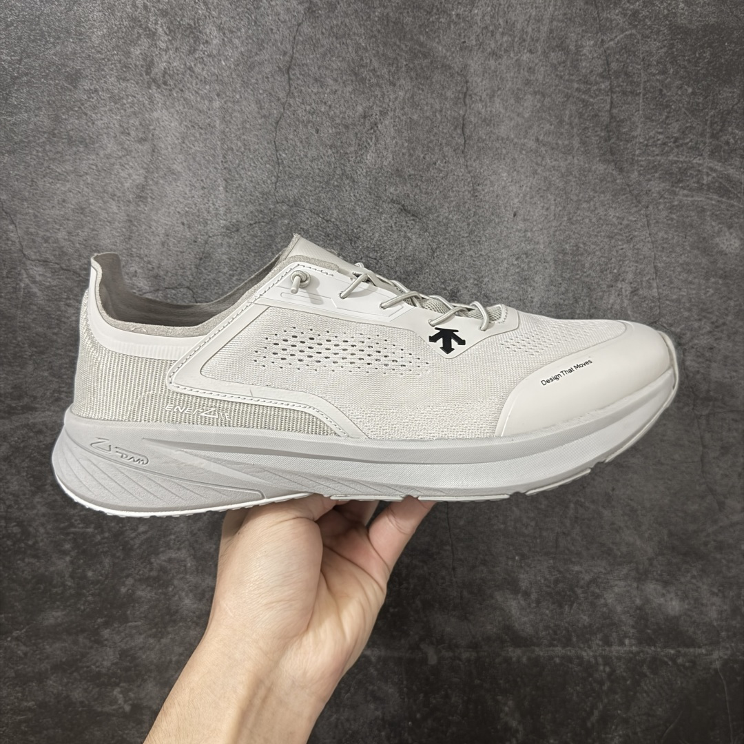 【公司级】DESCENTE 迪桑特 Ease Air JR 城市通勤 户外低帮透气运动户外鞋 超透气网面 独特不对称绑带设计 中底搭载迪桑特的 LAVITATE 缓震科技，脚感软弹且回弹迅速，长距离跑步或日常暴走都能有效缓解足部压力。外底采用耐磨橡胶材质，纹路专为湿滑路面和柏油路优化，抓地力强，无论是跑步还是日常通勤都很合适。 尺码：39 40 41 42 43 44-选品中心