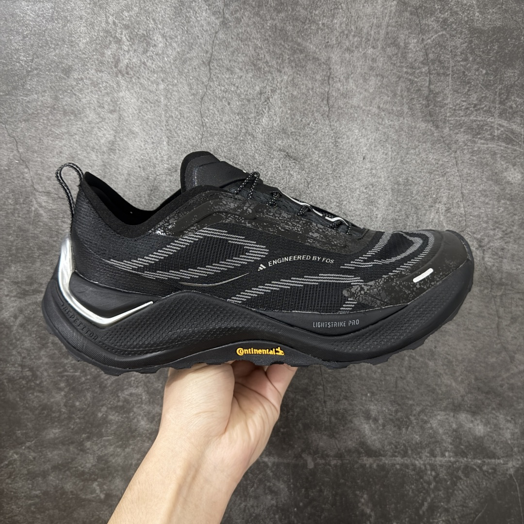 【纯原版】adidas HOLO PEAK 舒适贴合 户外越野跑鞋 男女同款 黑色 KI1520 顶级纯原 原鞋私模1：1开发 抽绳绑带设计，黑武士款机能感拉满，Lightstrike Pro中底踩出硬核气场，暗黑美学直接封神；黑武士款通透网面+流线型设计，清爽又轻盈，穿搭脚感全拿捏；大地咖款复古氛围感拉满，马牌大底防滑耐磨，抓地力超稳，软弹中底适合长时间步行越野不累脚，超高颜值 百搭各种风格！ 尺码：36-45含半码-选品中心