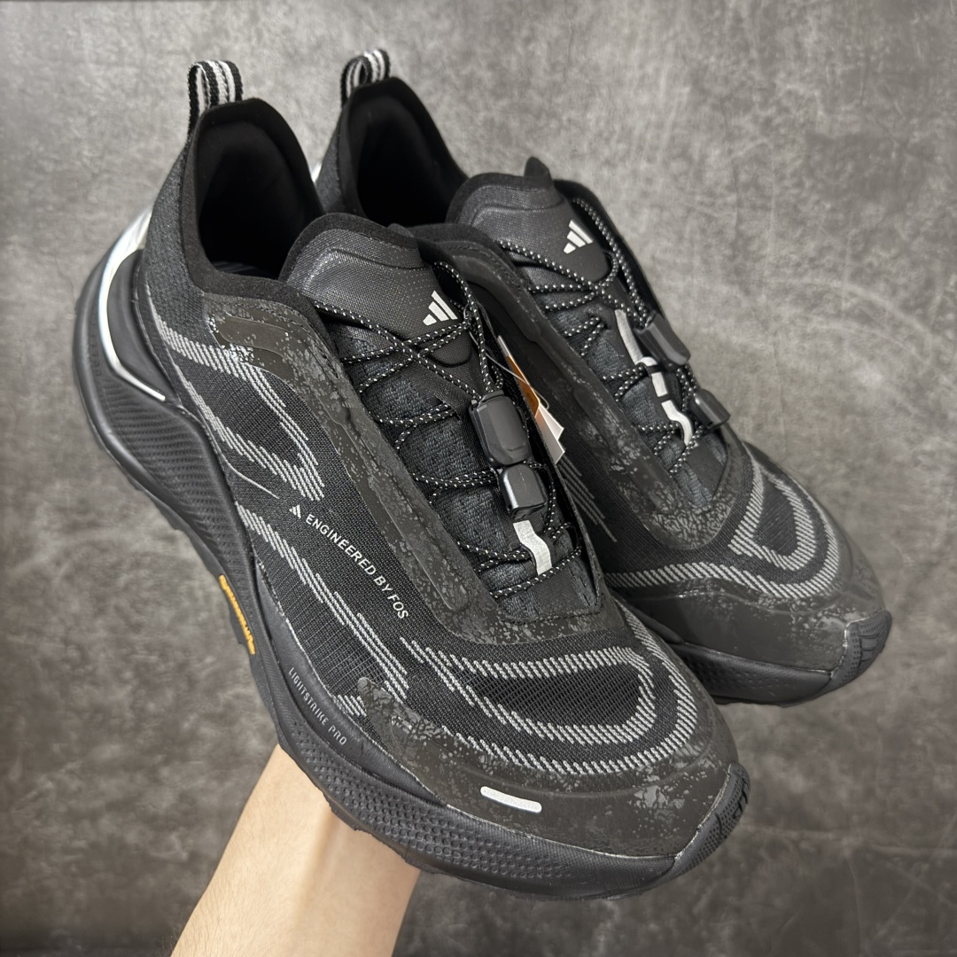 【纯原版】adidas HOLO PEAK 舒适贴合 户外越野跑鞋 男女同款 黑色 KI1520 顶级纯原 原鞋私模1：1开发 抽绳绑带设计，黑武士款机能感拉满，Lightstrike Pro中底踩出硬核气场，暗黑美学直接封神；黑武士款通透网面+流线型设计，清爽又轻盈，穿搭脚感全拿捏；大地咖款复古氛围感拉满，马牌大底防滑耐磨，抓地力超稳，软弹中底适合长时间步行越野不累脚，超高颜值 百搭各种风格！ 尺码：36-45含半码-选品中心