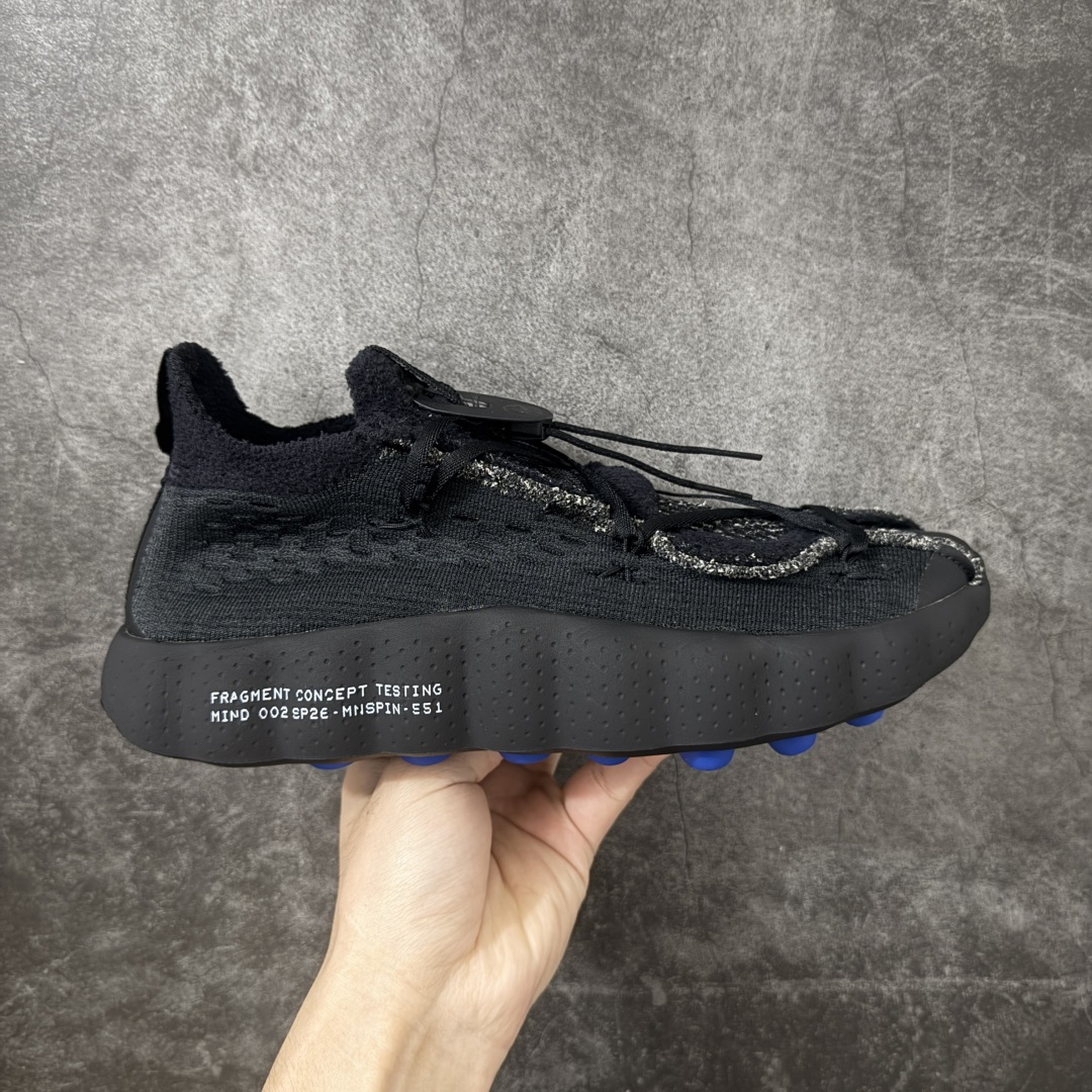【纯原神版】Fragment Design x NK Mind 002 藤原浩联名 足底按摩舒适运动休闲训练鞋 黑蓝 IQ8504-002 全套原厂楦头原纸板数据档案 历时四个月倾力打造 原厂0937机台Flyknit飞织工艺 鞋面针织密度弹性完美同步原鞋 工艺同步公司 原厂压底模 加固按摩单元 防止颗粒松动 原装TUP鞋扣 亮黑后跟条 白色字体采用工业级丝网印刷（丝印）工艺 字体边缘锐利清晰 笔画粗细均匀 没有毛边或晕染 依旧延续Mind系列的标志性外观 采用黑色Flyknit鞋面 并用到拼接结构和外露缝线强调设计感 鞋底依旧配备22个皇家蓝独立泡棉按摩球 鞋底的FRAGMENT经典标语也同样保留其中 还在鞋舌加入了一块印有闪电章的特殊提环 来进一步表明联名身份 正常尺码 尺码：36 36.5 37.5 38 38.5 39 40 40.5 41 42 42.5 43 44 44.5 45 46-选品中心