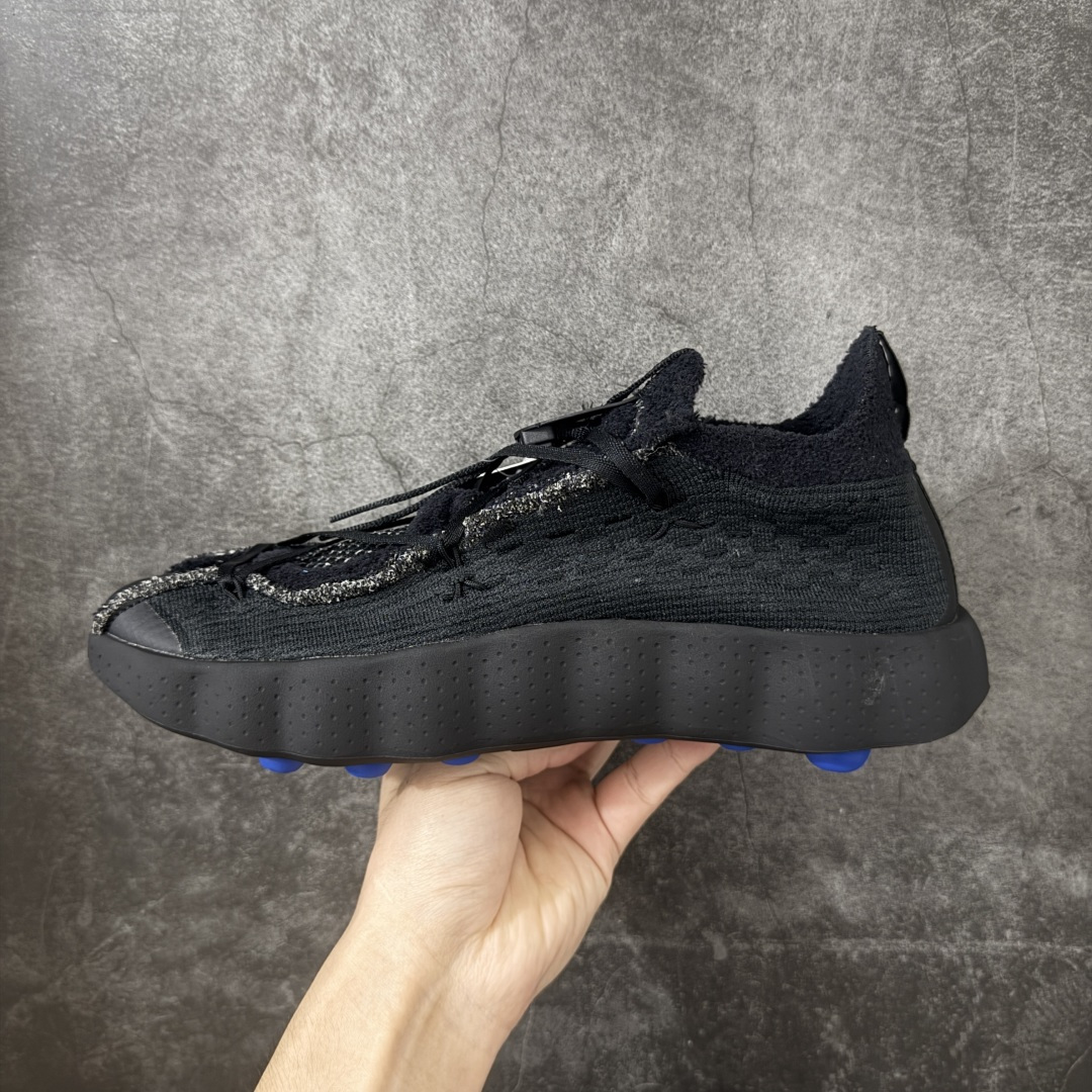 图片[2]-【纯原神版】Fragment Design x NK Mind 002 藤原浩联名 足底按摩舒适运动休闲训练鞋 黑蓝 IQ8504-002 全套原厂楦头原纸板数据档案 历时四个月倾力打造 原厂0937机台Flyknit飞织工艺 鞋面针织密度弹性完美同步原鞋 工艺同步公司 原厂压底模 加固按摩单元 防止颗粒松动 原装TUP鞋扣 亮黑后跟条 白色字体采用工业级丝网印刷（丝印）工艺 字体边缘锐利清晰 笔画粗细均匀 没有毛边或晕染 依旧延续Mind系列的标志性外观 采用黑色Flyknit鞋面 并用到拼接结构和外露缝线强调设计感 鞋底依旧配备22个皇家蓝独立泡棉按摩球 鞋底的FRAGMENT经典标语也同样保留其中 还在鞋舌加入了一块印有闪电章的特殊提环 来进一步表明联名身份 正常尺码 尺码：36 36.5 37.5 38 38.5 39 40 40.5 41 42 42.5 43 44 44.5 45 46-选品中心