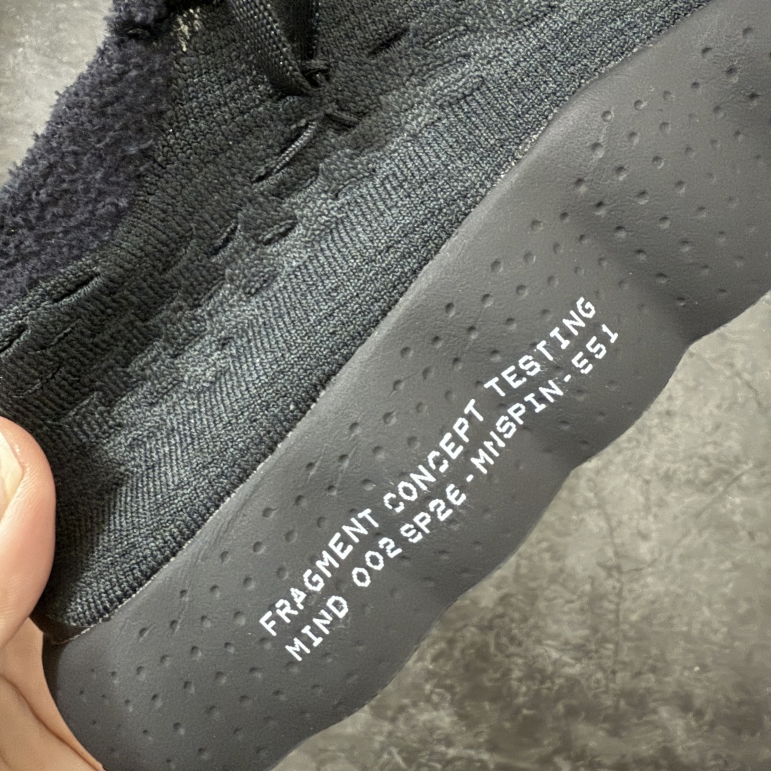 图片[4]-【纯原神版】Fragment Design x NK Mind 002 藤原浩联名 足底按摩舒适运动休闲训练鞋 黑蓝 IQ8504-002 全套原厂楦头原纸板数据档案 历时四个月倾力打造 原厂0937机台Flyknit飞织工艺 鞋面针织密度弹性完美同步原鞋 工艺同步公司 原厂压底模 加固按摩单元 防止颗粒松动 原装TUP鞋扣 亮黑后跟条 白色字体采用工业级丝网印刷（丝印）工艺 字体边缘锐利清晰 笔画粗细均匀 没有毛边或晕染 依旧延续Mind系列的标志性外观 采用黑色Flyknit鞋面 并用到拼接结构和外露缝线强调设计感 鞋底依旧配备22个皇家蓝独立泡棉按摩球 鞋底的FRAGMENT经典标语也同样保留其中 还在鞋舌加入了一块印有闪电章的特殊提环 来进一步表明联名身份 正常尺码 尺码：36 36.5 37.5 38 38.5 39 40 40.5 41 42 42.5 43 44 44.5 45 46-选品中心