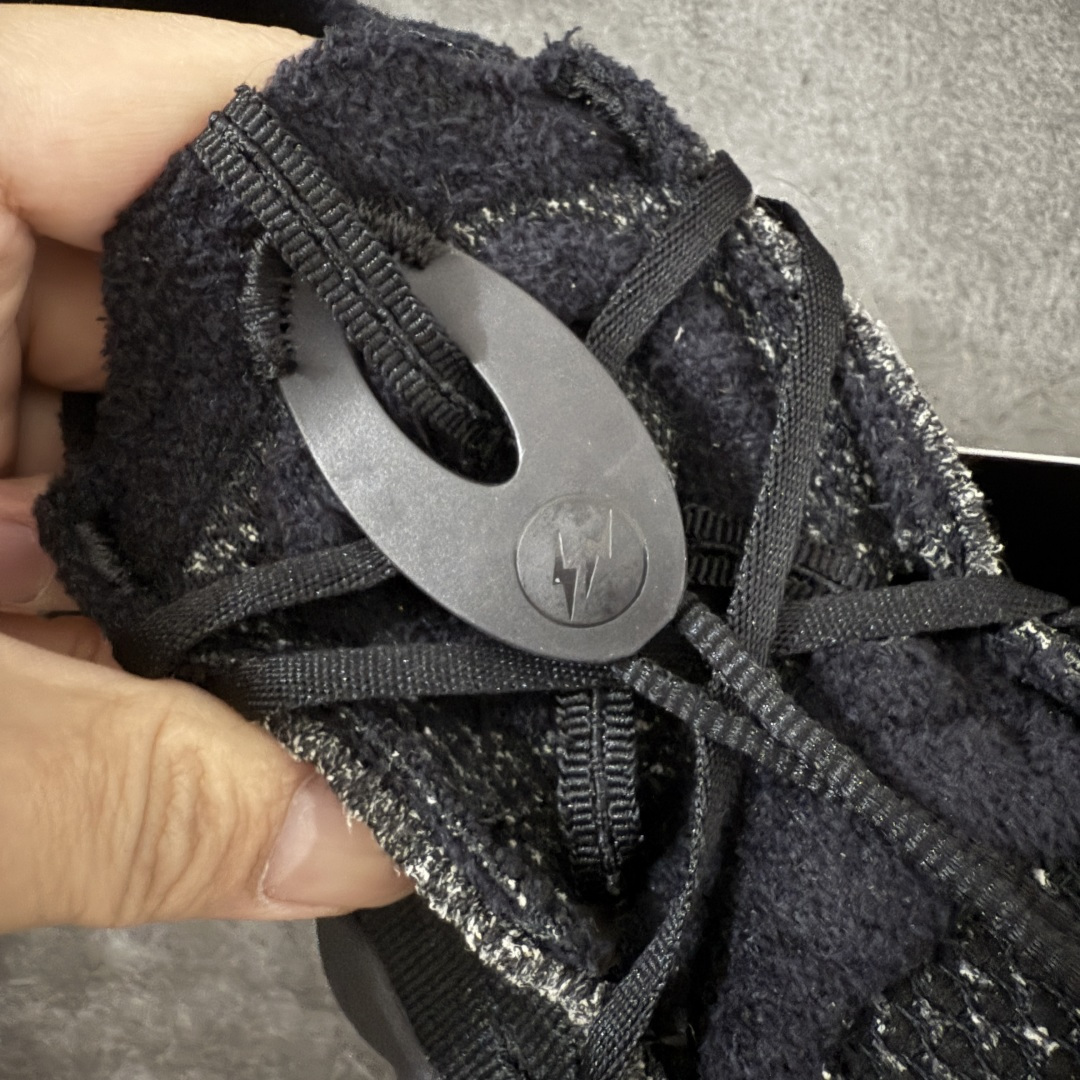 图片[6]-【纯原神版】Fragment Design x NK Mind 002 藤原浩联名 足底按摩舒适运动休闲训练鞋 黑蓝 IQ8504-002 全套原厂楦头原纸板数据档案 历时四个月倾力打造 原厂0937机台Flyknit飞织工艺 鞋面针织密度弹性完美同步原鞋 工艺同步公司 原厂压底模 加固按摩单元 防止颗粒松动 原装TUP鞋扣 亮黑后跟条 白色字体采用工业级丝网印刷（丝印）工艺 字体边缘锐利清晰 笔画粗细均匀 没有毛边或晕染 依旧延续Mind系列的标志性外观 采用黑色Flyknit鞋面 并用到拼接结构和外露缝线强调设计感 鞋底依旧配备22个皇家蓝独立泡棉按摩球 鞋底的FRAGMENT经典标语也同样保留其中 还在鞋舌加入了一块印有闪电章的特殊提环 来进一步表明联名身份 正常尺码 尺码：36 36.5 37.5 38 38.5 39 40 40.5 41 42 42.5 43 44 44.5 45 46-选品中心