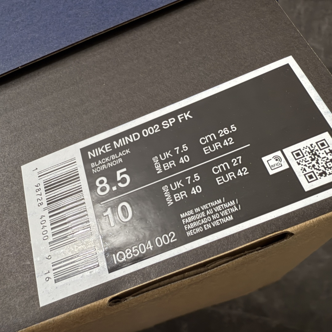 图片[10]-【纯原神版】Fragment Design x NK Mind 002 藤原浩联名 足底按摩舒适运动休闲训练鞋 黑蓝 IQ8504-002 全套原厂楦头原纸板数据档案 历时四个月倾力打造 原厂0937机台Flyknit飞织工艺 鞋面针织密度弹性完美同步原鞋 工艺同步公司 原厂压底模 加固按摩单元 防止颗粒松动 原装TUP鞋扣 亮黑后跟条 白色字体采用工业级丝网印刷（丝印）工艺 字体边缘锐利清晰 笔画粗细均匀 没有毛边或晕染 依旧延续Mind系列的标志性外观 采用黑色Flyknit鞋面 并用到拼接结构和外露缝线强调设计感 鞋底依旧配备22个皇家蓝独立泡棉按摩球 鞋底的FRAGMENT经典标语也同样保留其中 还在鞋舌加入了一块印有闪电章的特殊提环 来进一步表明联名身份 正常尺码 尺码：36 36.5 37.5 38 38.5 39 40 40.5 41 42 42.5 43 44 44.5 45 46-选品中心