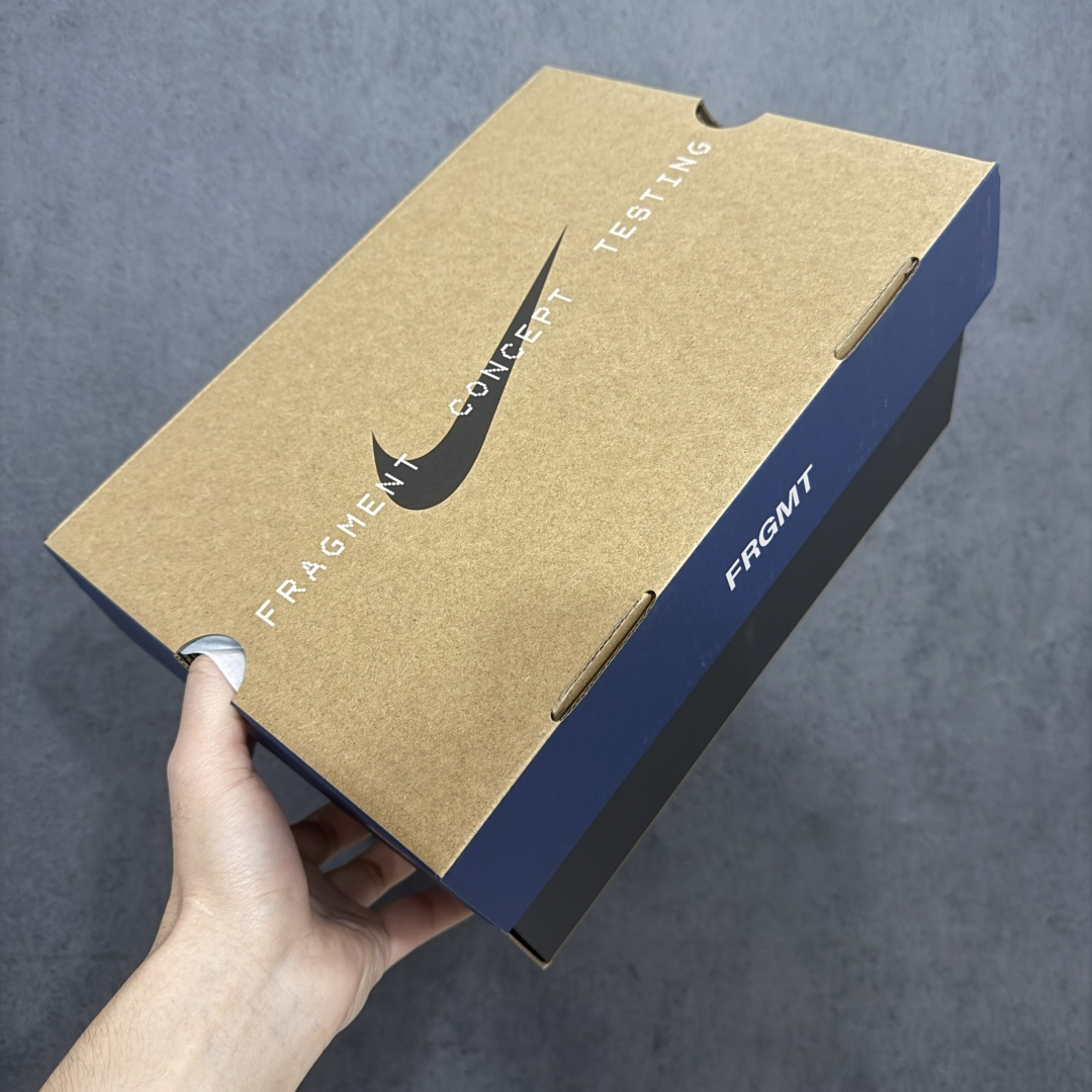 图片[11]-【纯原神版】Fragment Design x NK Mind 002 藤原浩联名 足底按摩舒适运动休闲训练鞋 黑蓝 IQ8504-002 全套原厂楦头原纸板数据档案 历时四个月倾力打造 原厂0937机台Flyknit飞织工艺 鞋面针织密度弹性完美同步原鞋 工艺同步公司 原厂压底模 加固按摩单元 防止颗粒松动 原装TUP鞋扣 亮黑后跟条 白色字体采用工业级丝网印刷（丝印）工艺 字体边缘锐利清晰 笔画粗细均匀 没有毛边或晕染 依旧延续Mind系列的标志性外观 采用黑色Flyknit鞋面 并用到拼接结构和外露缝线强调设计感 鞋底依旧配备22个皇家蓝独立泡棉按摩球 鞋底的FRAGMENT经典标语也同样保留其中 还在鞋舌加入了一块印有闪电章的特殊提环 来进一步表明联名身份 正常尺码 尺码：36 36.5 37.5 38 38.5 39 40 40.5 41 42 42.5 43 44 44.5 45 46-选品中心
