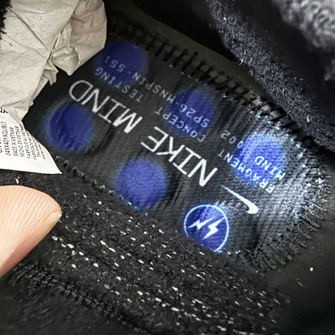图片[8]-【纯原神版】Fragment Design x NK Mind 002 藤原浩联名 足底按摩舒适运动休闲训练鞋 黑蓝 IQ8504-002 全套原厂楦头原纸板数据档案 历时四个月倾力打造 原厂0937机台Flyknit飞织工艺 鞋面针织密度弹性完美同步原鞋 工艺同步公司 原厂压底模 加固按摩单元 防止颗粒松动 原装TUP鞋扣 亮黑后跟条 白色字体采用工业级丝网印刷（丝印）工艺 字体边缘锐利清晰 笔画粗细均匀 没有毛边或晕染 依旧延续Mind系列的标志性外观 采用黑色Flyknit鞋面 并用到拼接结构和外露缝线强调设计感 鞋底依旧配备22个皇家蓝独立泡棉按摩球 鞋底的FRAGMENT经典标语也同样保留其中 还在鞋舌加入了一块印有闪电章的特殊提环 来进一步表明联名身份 正常尺码 尺码：36 36.5 37.5 38 38.5 39 40 40.5 41 42 42.5 43 44 44.5 45 46-选品中心