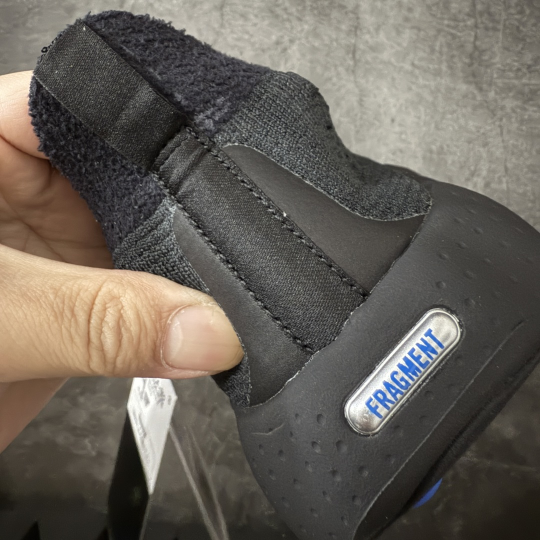 图片[3]-【纯原神版】Fragment Design x NK Mind 002 藤原浩联名 足底按摩舒适运动休闲训练鞋 黑蓝 IQ8504-002 全套原厂楦头原纸板数据档案 历时四个月倾力打造 原厂0937机台Flyknit飞织工艺 鞋面针织密度弹性完美同步原鞋 工艺同步公司 原厂压底模 加固按摩单元 防止颗粒松动 原装TUP鞋扣 亮黑后跟条 白色字体采用工业级丝网印刷（丝印）工艺 字体边缘锐利清晰 笔画粗细均匀 没有毛边或晕染 依旧延续Mind系列的标志性外观 采用黑色Flyknit鞋面 并用到拼接结构和外露缝线强调设计感 鞋底依旧配备22个皇家蓝独立泡棉按摩球 鞋底的FRAGMENT经典标语也同样保留其中 还在鞋舌加入了一块印有闪电章的特殊提环 来进一步表明联名身份 正常尺码 尺码：36 36.5 37.5 38 38.5 39 40 40.5 41 42 42.5 43 44 44.5 45 46-选品中心