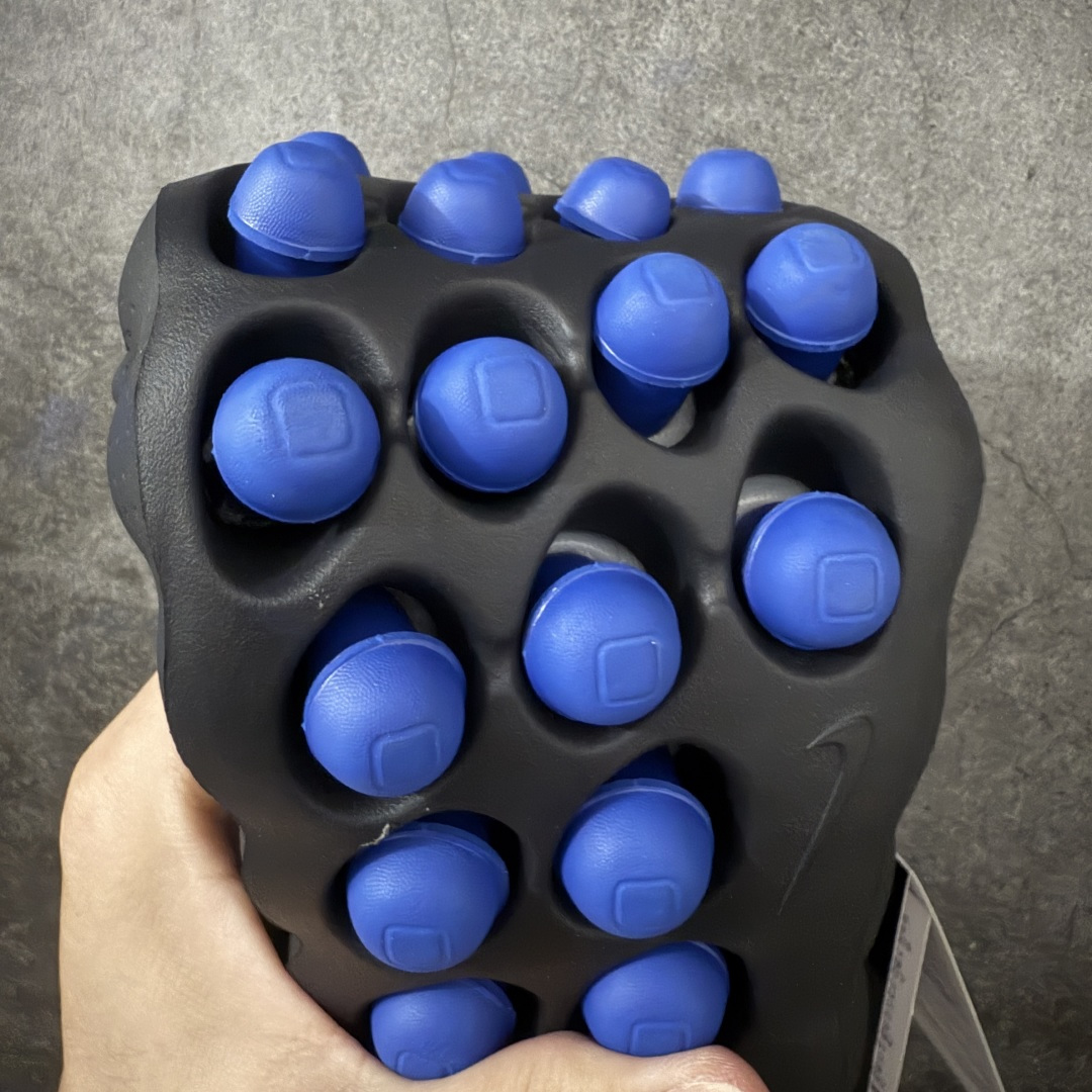 图片[9]-【纯原神版】Fragment Design x NK Mind 002 藤原浩联名 足底按摩舒适运动休闲训练鞋 黑蓝 IQ8504-002 全套原厂楦头原纸板数据档案 历时四个月倾力打造 原厂0937机台Flyknit飞织工艺 鞋面针织密度弹性完美同步原鞋 工艺同步公司 原厂压底模 加固按摩单元 防止颗粒松动 原装TUP鞋扣 亮黑后跟条 白色字体采用工业级丝网印刷（丝印）工艺 字体边缘锐利清晰 笔画粗细均匀 没有毛边或晕染 依旧延续Mind系列的标志性外观 采用黑色Flyknit鞋面 并用到拼接结构和外露缝线强调设计感 鞋底依旧配备22个皇家蓝独立泡棉按摩球 鞋底的FRAGMENT经典标语也同样保留其中 还在鞋舌加入了一块印有闪电章的特殊提环 来进一步表明联名身份 正常尺码 尺码：36 36.5 37.5 38 38.5 39 40 40.5 41 42 42.5 43 44 44.5 45 46-选品中心