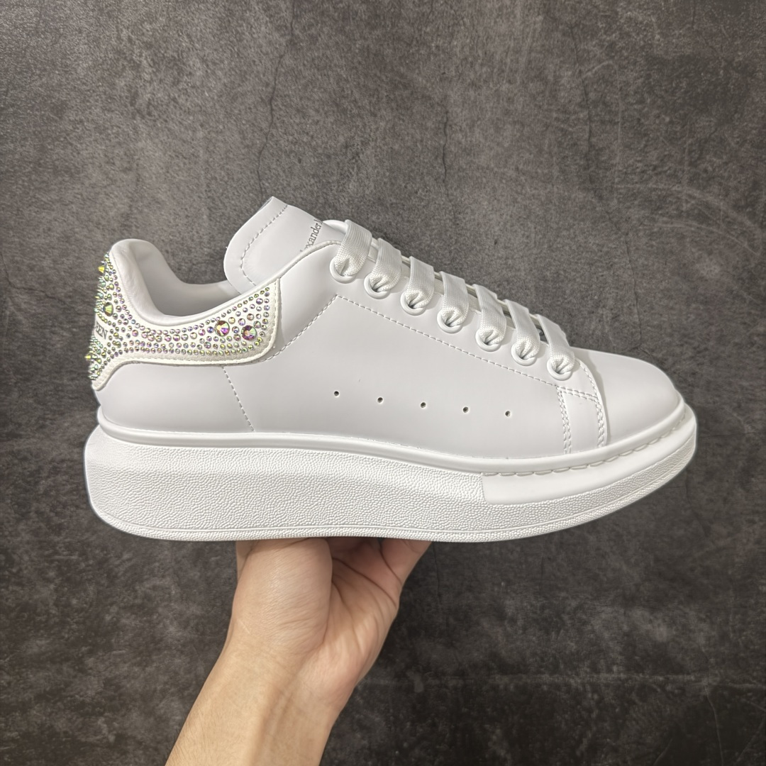 【福利版】独家毒平台礼盒包装 Alexander McQueen/亚历山大麦昆 松糕鞋厚底增高小白鞋 进口丝绸亚光原版正品 水染羊皮内里 牛皮垫脚 回弹度到位 耐磨又舒适 鞋底厚4.5cm 全套原版包装 配件齐全 官方一致 凹凸定制正品原盒包装 右脚鞋舌嵌入防伪芯片装置 外盒鞋标官方二维码扫码+防伪芯片 尺码：40 41 42 43 44 45-选品中心
