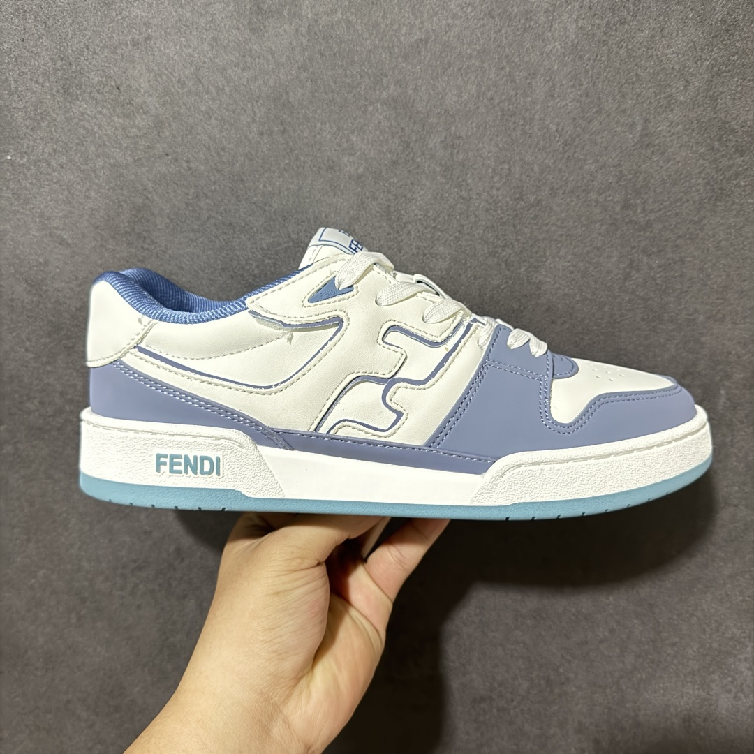【公司级】高端性价比-跑量款-高端工艺盒＋原厂同步配件 FENDI芬迪 Match 皮革 浮雕系带 低帮时尚板鞋 FENDI Match 鞋身采用超柔软粗纹皮革及绒面皮革材质，圆润边沿配合细腻的走线展现出 FENDI 对于品质的严苛把控。为提升 FENDI Match 整体的完成度，侧身的品牌 Logo 线条更纤细，与鞋身浑然一体，加之专属鞋舌标签让整体的层次感拿捏得十分均衡，上脚观感更是彰显了奢侈品鞋款潮流质感的一面。 货号：7E1493AHH2 F1FHS 尺码：35 36 37 38 39 40 41 42 43 44 45 46-选品中心