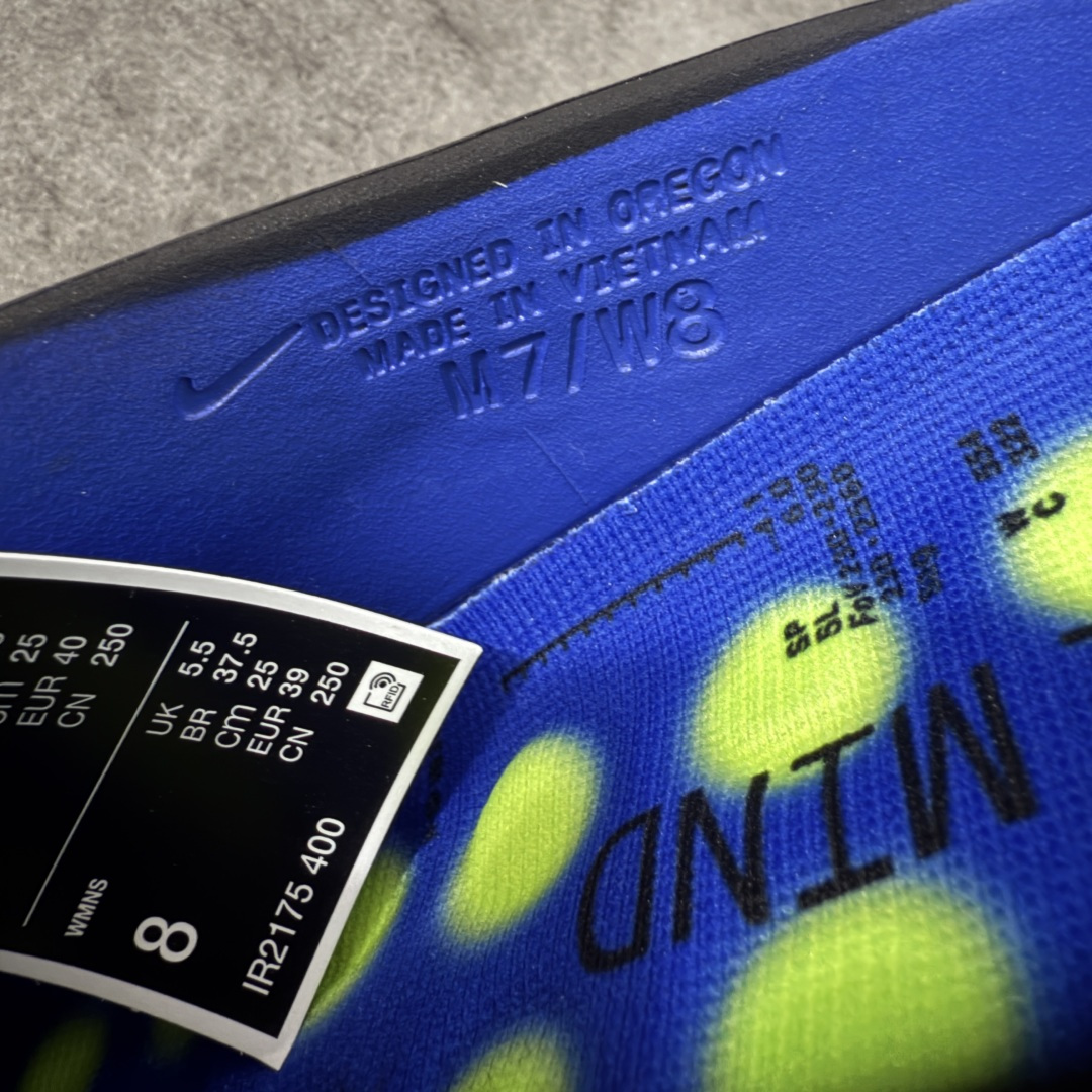 图片[5]-【XP纯原】Nike Mind 001 神经科学足底按摩包头拖鞋 黑蓝HQ4307-101 同源ZP原材 匠心打造 🔹原厂MD一体发泡大底：全套原模开版，渐变雾面哑光喷漆，柔软回弹和ZP完全一致。 🔹22颗独立PEBAX泡棉按摩底：黑科技活塞式按摩脚感，踩下去的Q弹感和ZP无差。 🔹正确组合大底：鞋头前后跟橡胶贴片，耐磨防滑，细节还原到每一处。 🔹高还原细节：TPU电镀银Swoosh、针织透气鞋舌、高弹原鞋垫，清洁度拉满。 货号： IR2175-400 尺码：36 36.5 37.5 38 38.5 39 40 40.5 41 42 42.5 43 44 44.5 45 46 47.5 48.5 49.5 50.5 ⚠️尺码提示：偏小一码，建议拍大一码，脚感更舒适。-选品中心